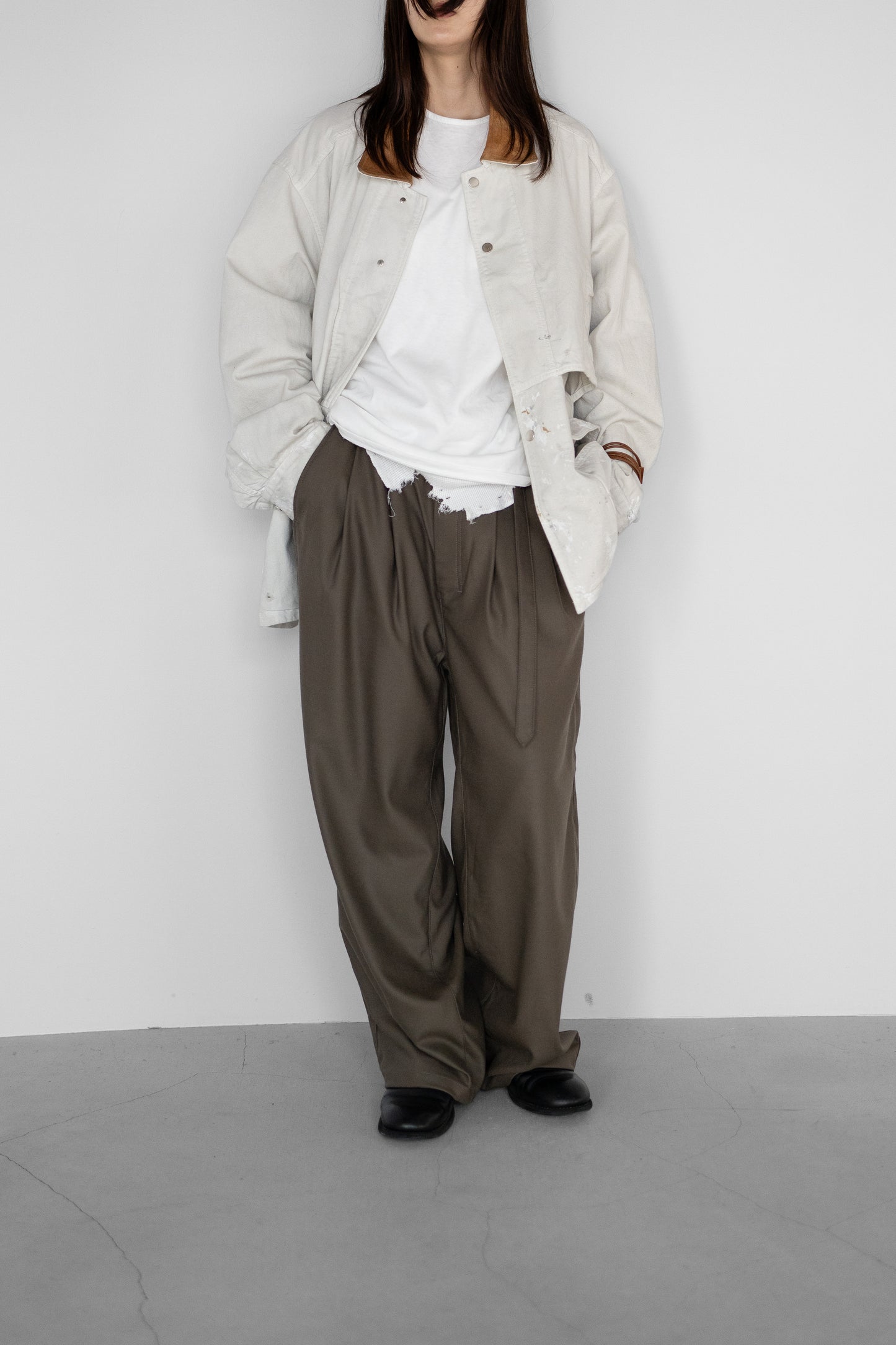 ANCELLM / WOOL SATIN BELT-LESS SLACKS "CHARCOAL"