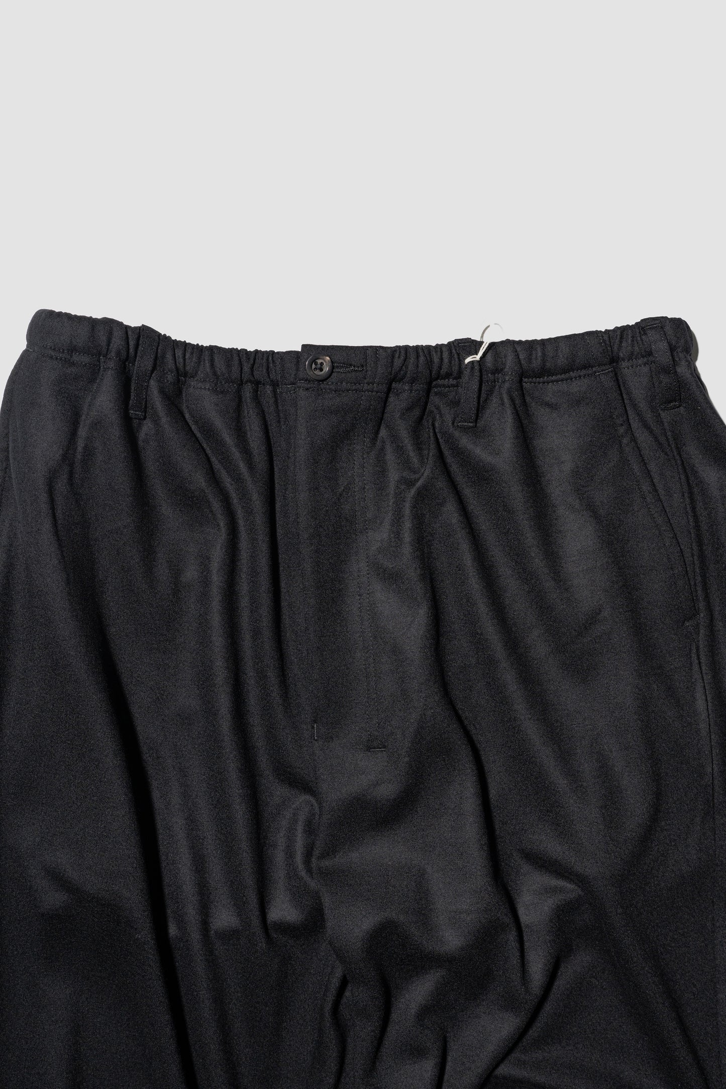 ANCELLM / WOOL CUT KNEE TUCK SLACKS "BLACK"