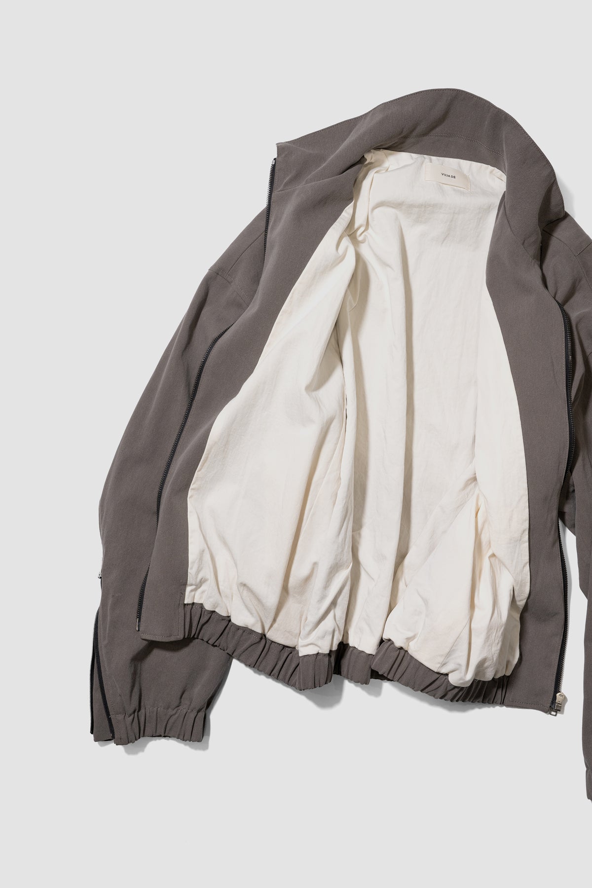 VUJA DÉ / Kira Drape Blouson in Vintage Cotton "Taupe"