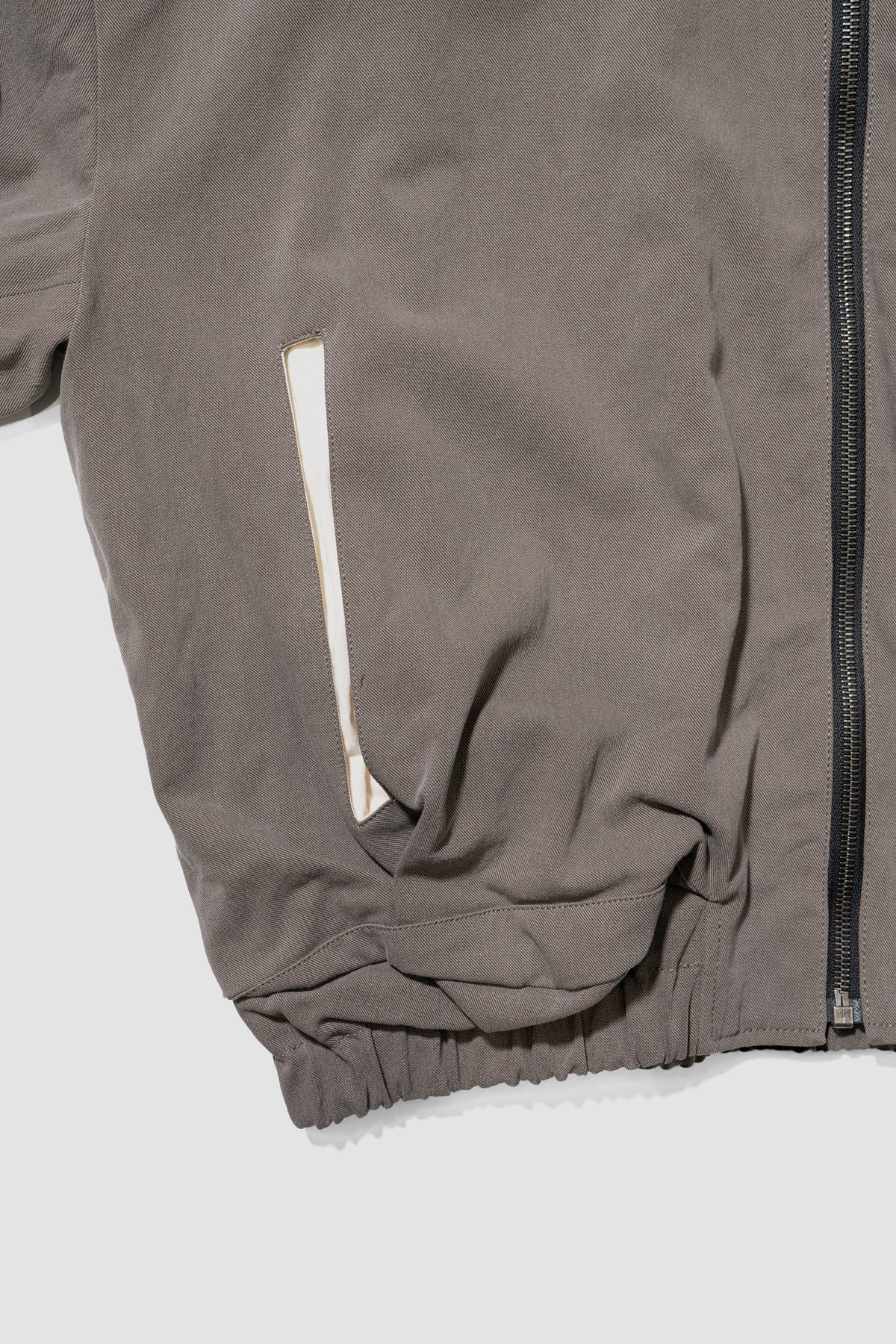 VUJA DÉ / Kira Drape Blouson in Vintage Cotton "Taupe"