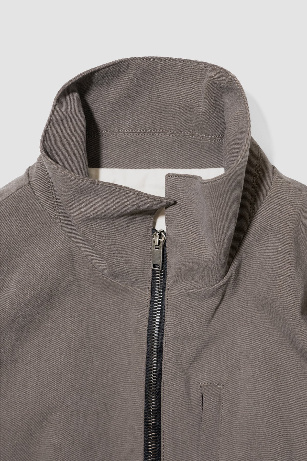 VUJA DÉ / Kira Drape Blouson in Vintage Cotton "Taupe"