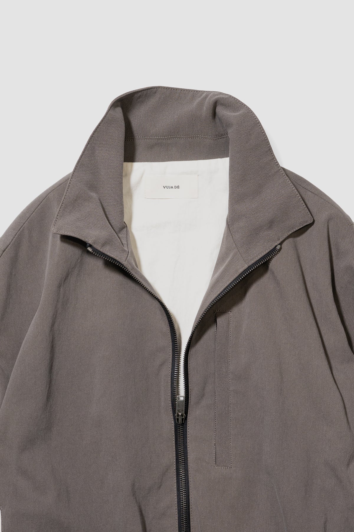 VUJA DÉ / Kira Drape Blouson in Vintage Cotton "Taupe"