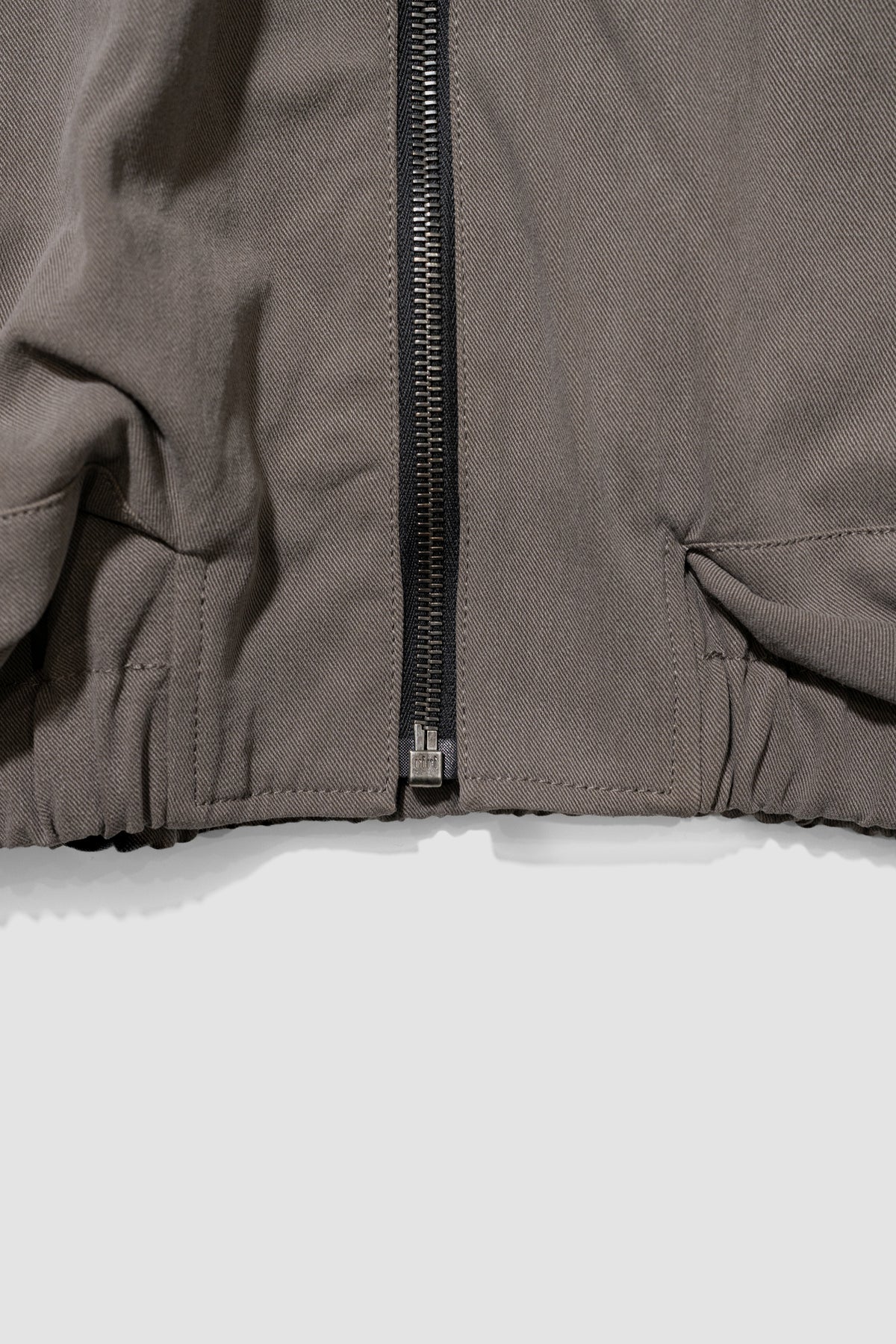 VUJA DÉ / Kira Drape Blouson in Vintage Cotton "Taupe"