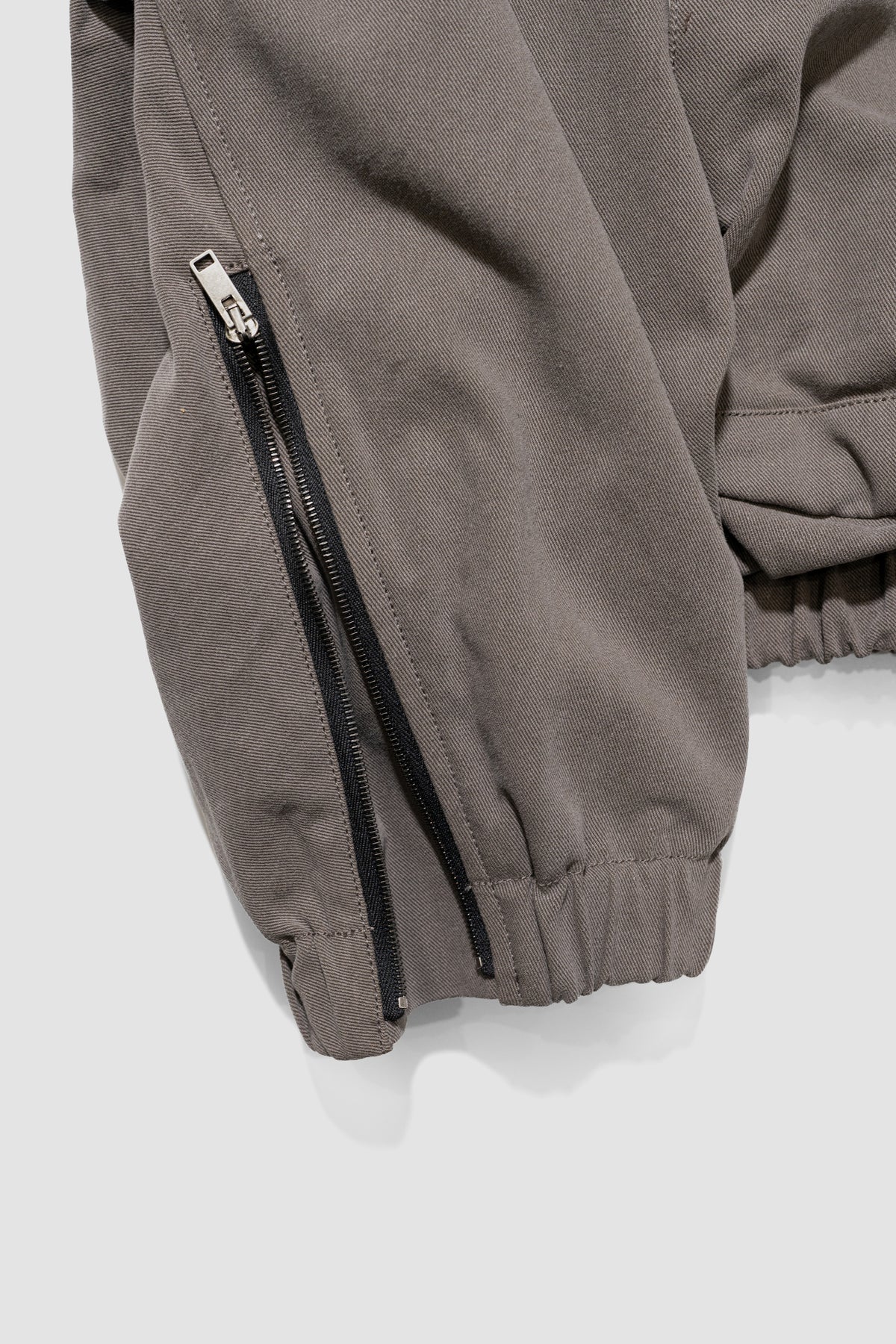 VUJA DÉ / Kira Drape Blouson in Vintage Cotton "Taupe"