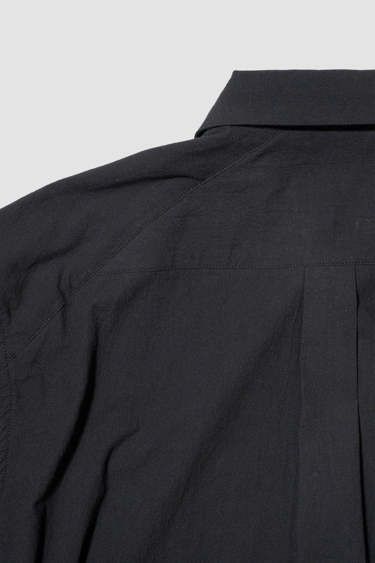 VUJA DÉ / Haku Split Collar Shirt in Twisted Cotton "Black"