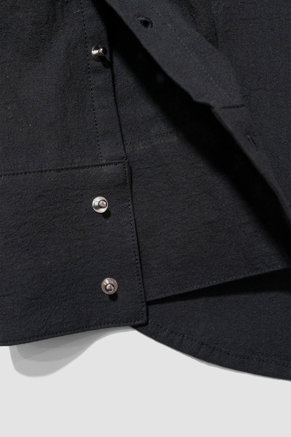VUJA DÉ / Haku Split Collar Shirt in Twisted Cotton "Black"