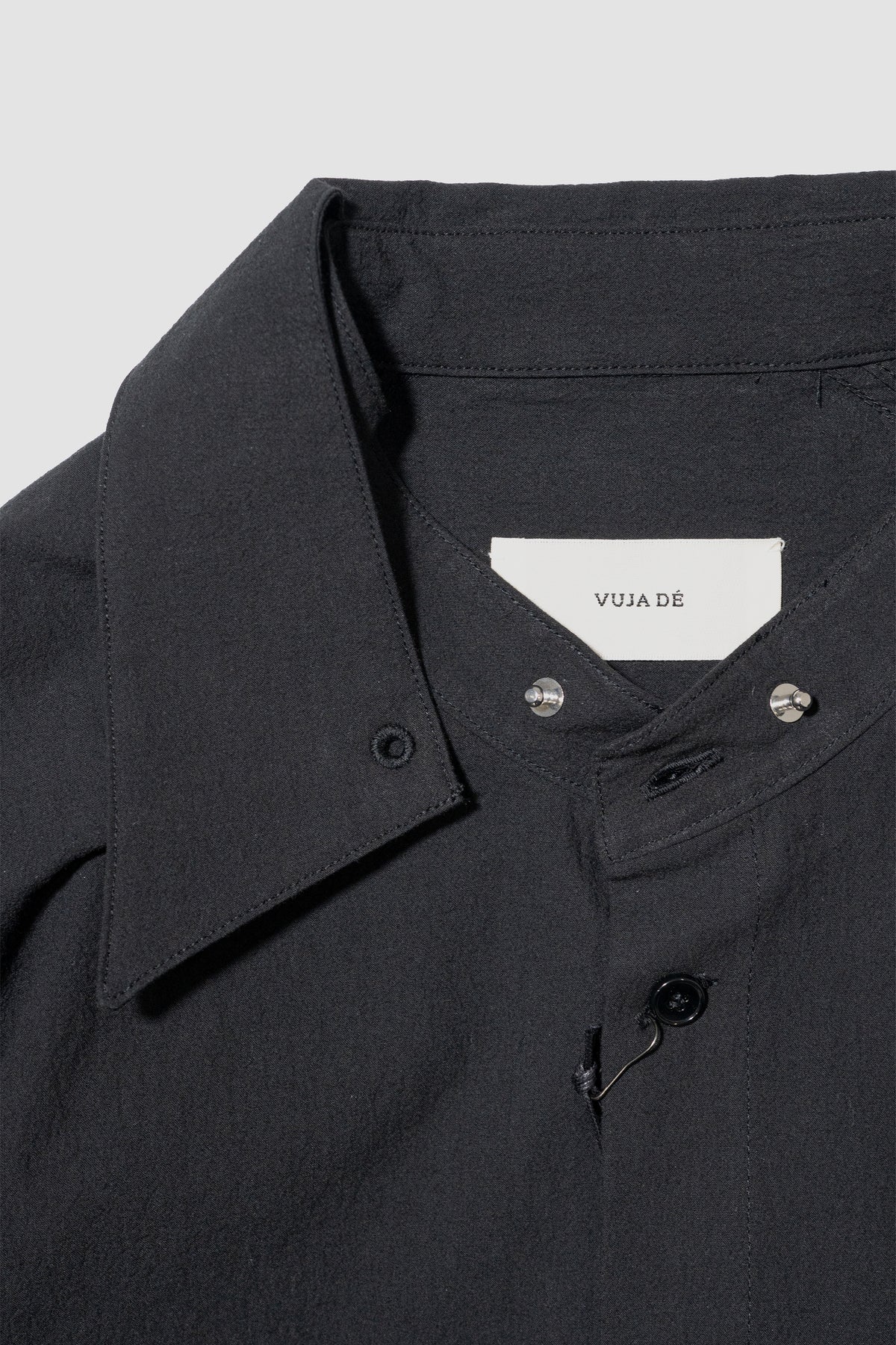 VUJA DÉ / Haku Split Collar Shirt in Twisted Cotton "Black"