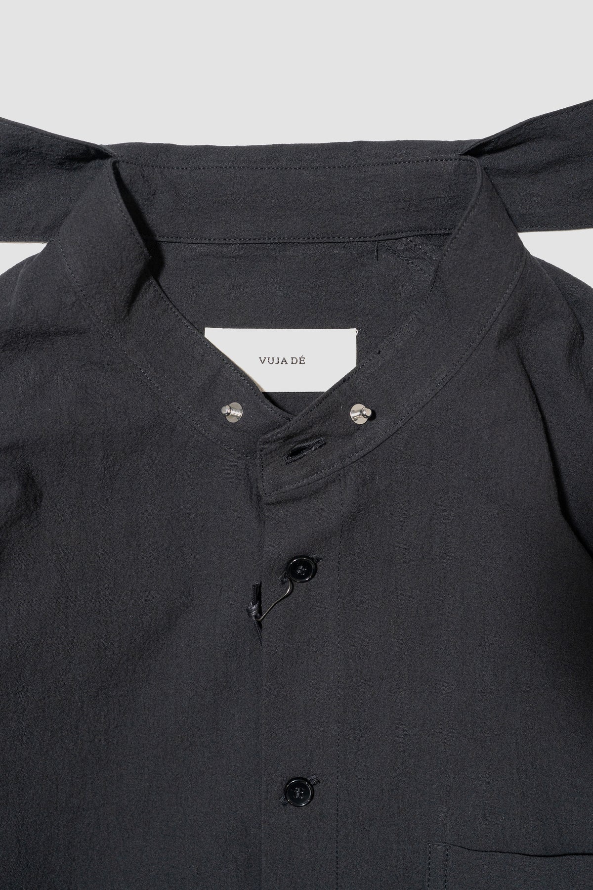 VUJA DÉ / Haku Split Collar Shirt in Twisted Cotton "Black"