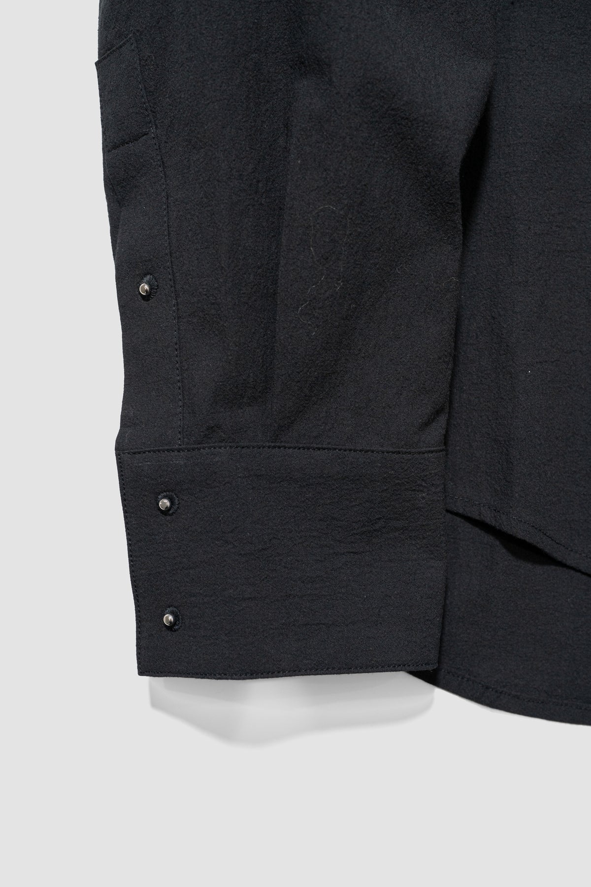 VUJA DÉ / Haku Split Collar Shirt in Twisted Cotton "Black"