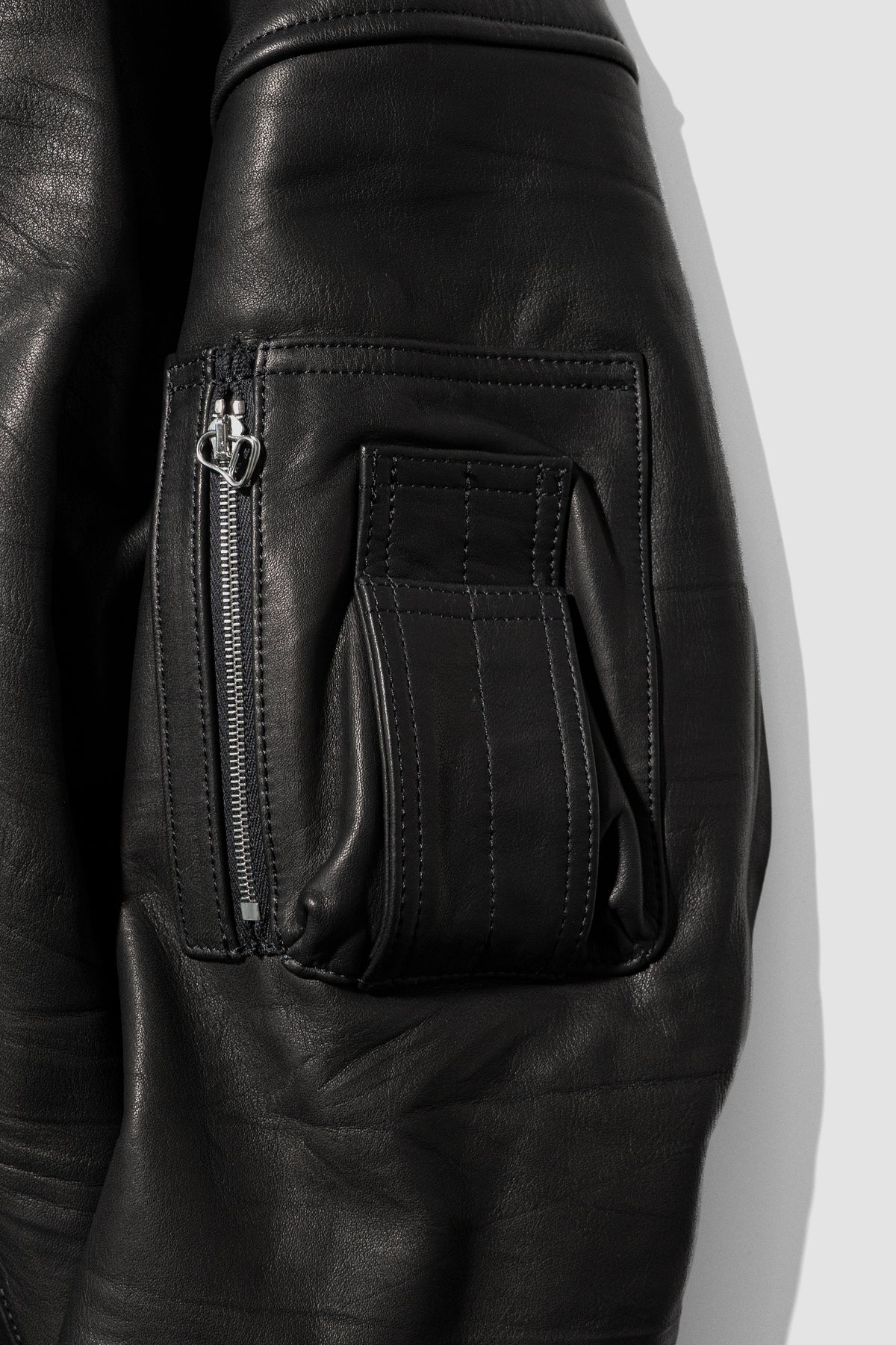VUJA DÉ / Bale Leather Cocoon Bomber in Calfskin "Black"