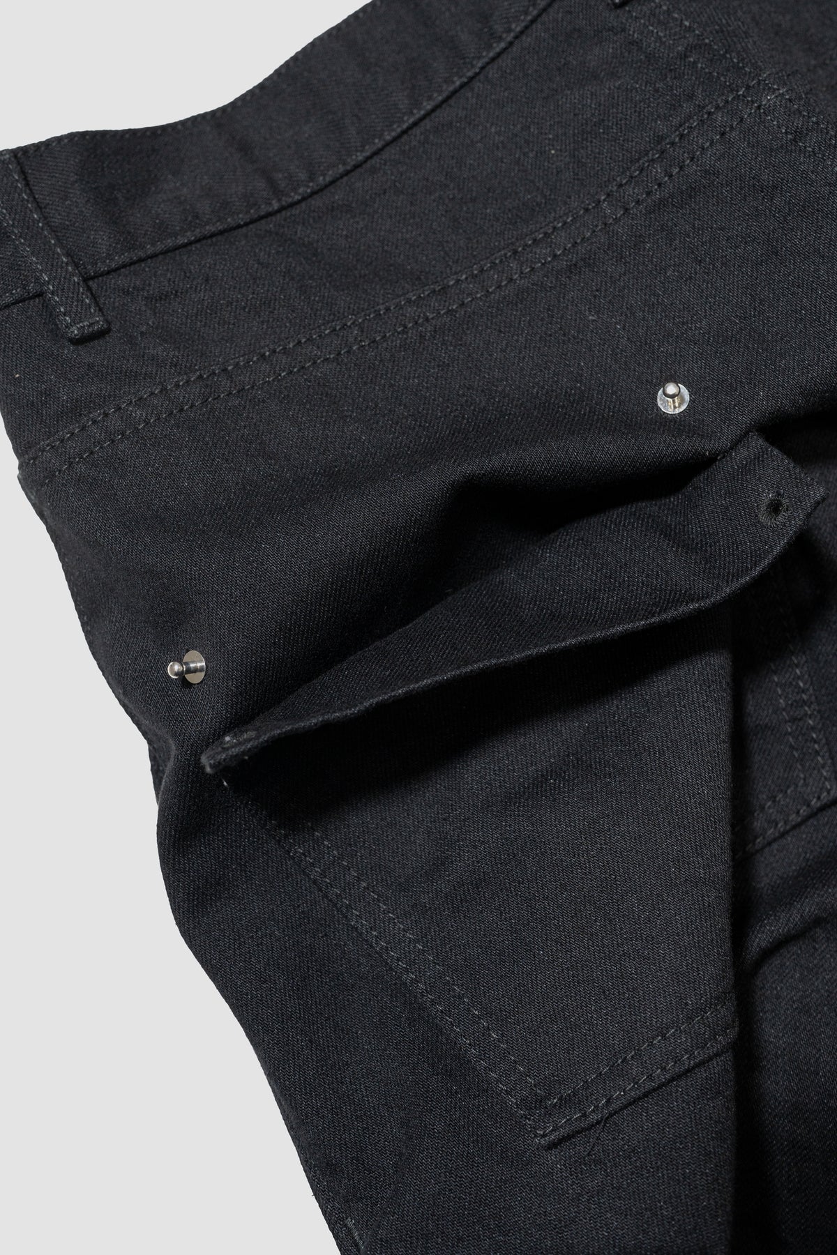 VUJA DÉ / Cole Studded Jeans in Organic Cotton "Black"