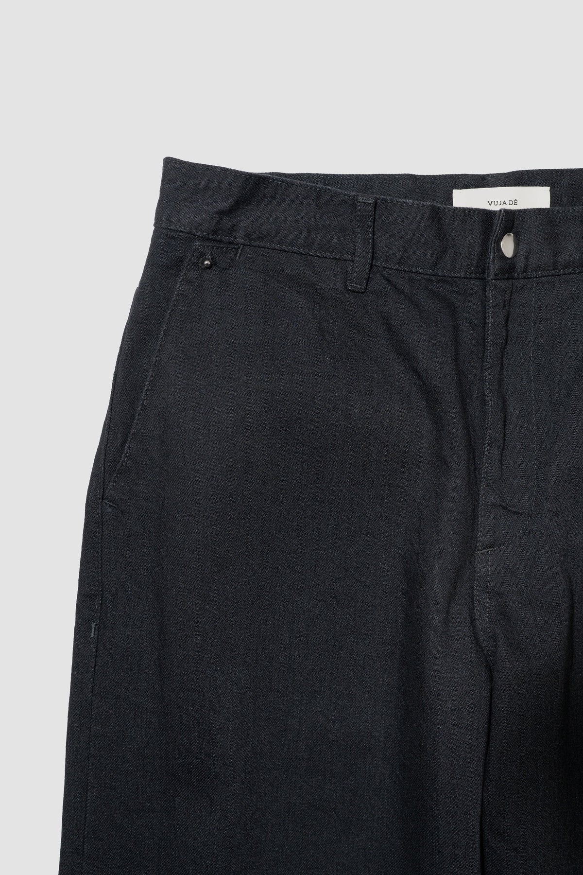 VUJA DÉ / Cole Studded Jeans in Organic Cotton "Black"