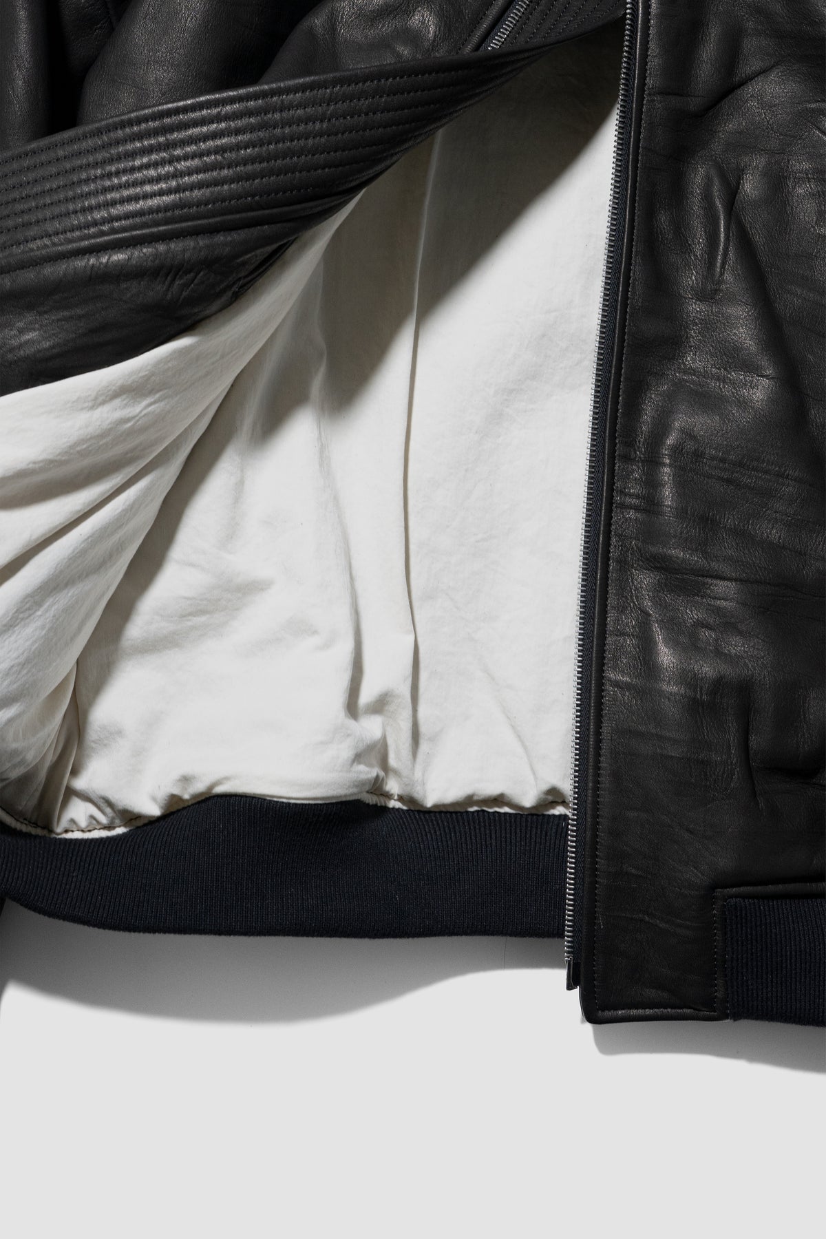 VUJA DÉ / Bale Leather Cocoon Bomber in Calfskin "Black"