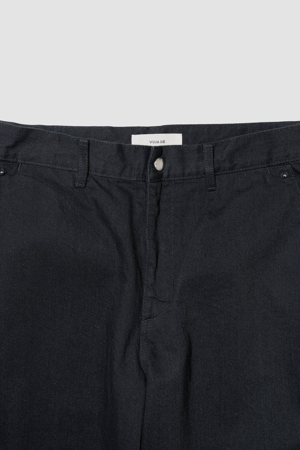 VUJA DÉ / Cole Studded Jeans in Organic Cotton "Black"