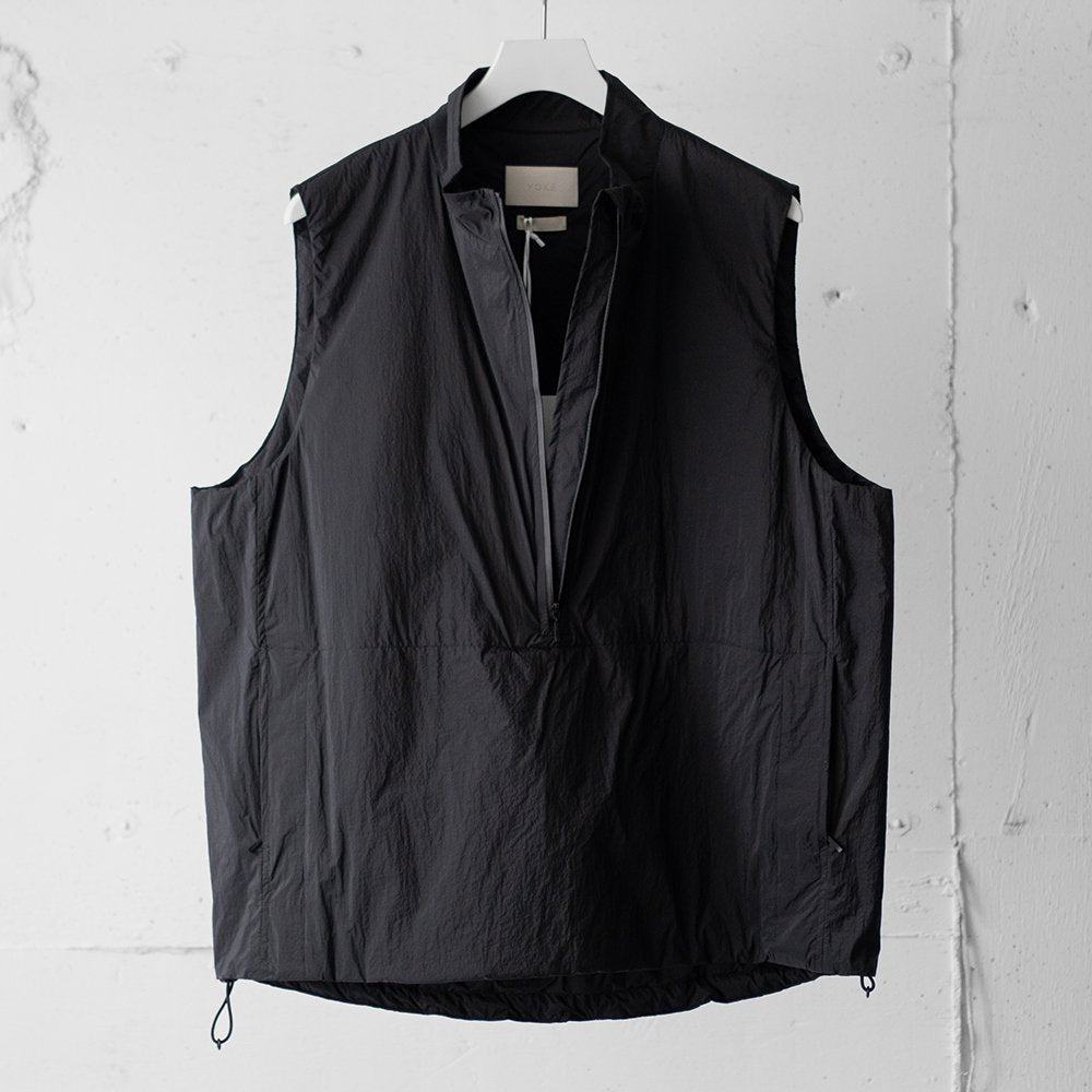 YOKE/ PADDED NYLON PULLOVER VEST "BLACK"