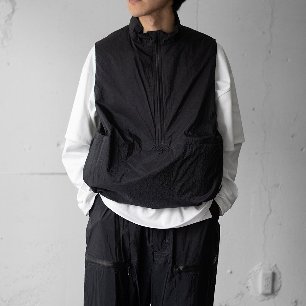 YOKE/ PADDED NYLON PULLOVER VEST "BLACK"