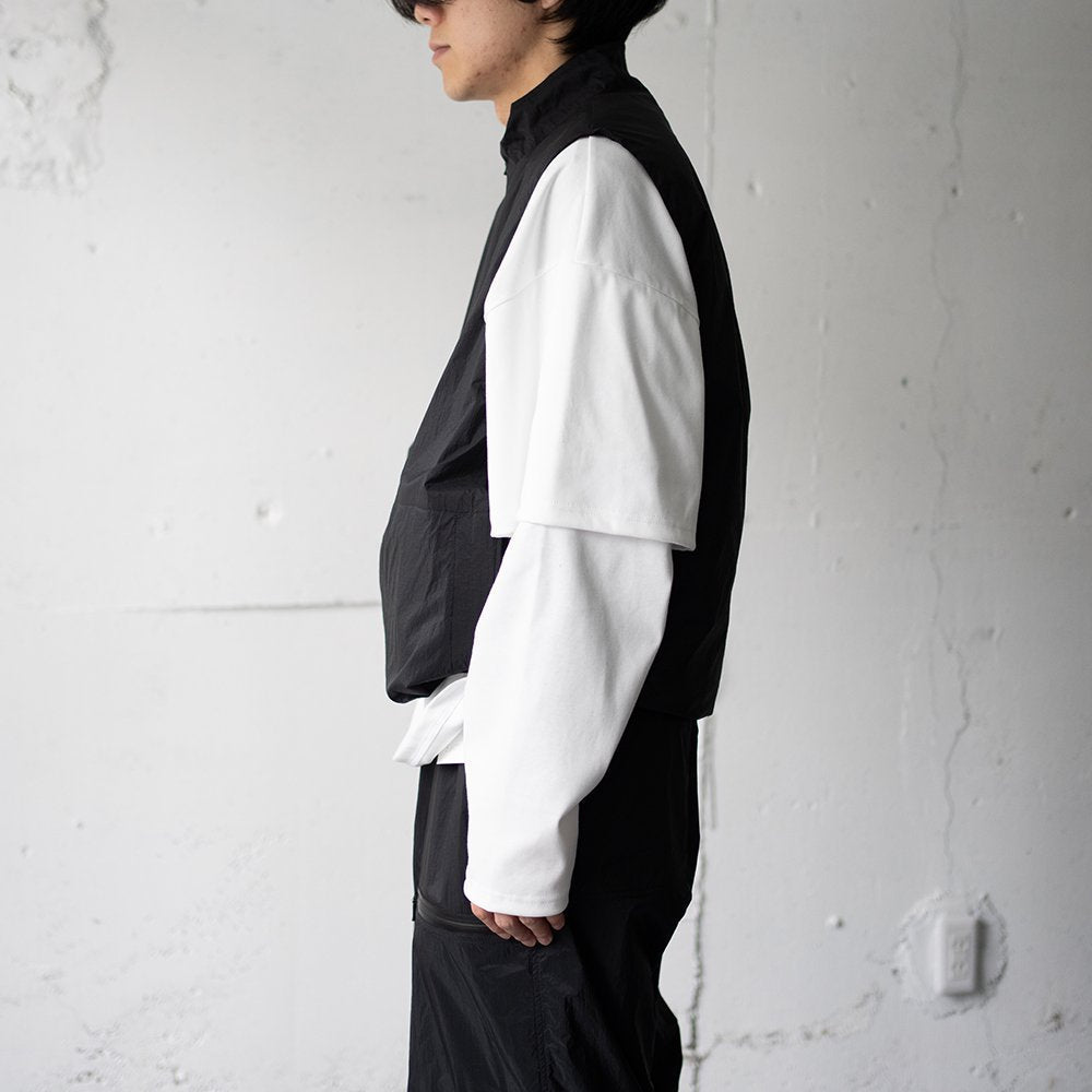 YOKE/ PADDED NYLON PULLOVER VEST "BLACK"