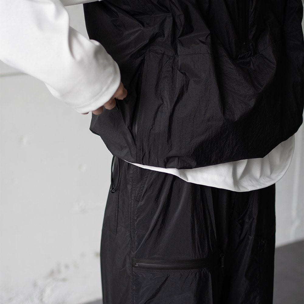 YOKE/ PADDED NYLON PULLOVER VEST "BLACK"