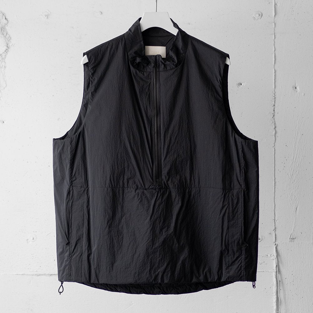 YOKE/ PADDED NYLON PULLOVER VEST "BLACK"