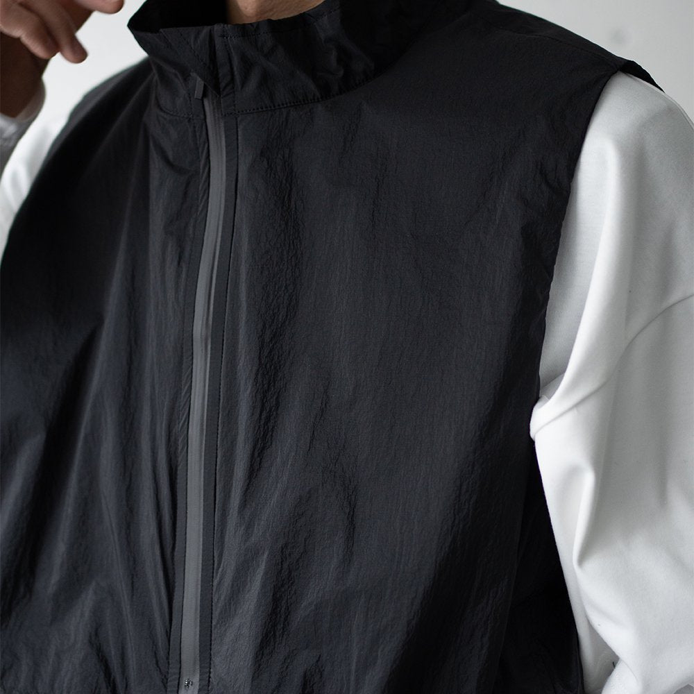 YOKE/ PADDED NYLON PULLOVER VEST "BLACK"