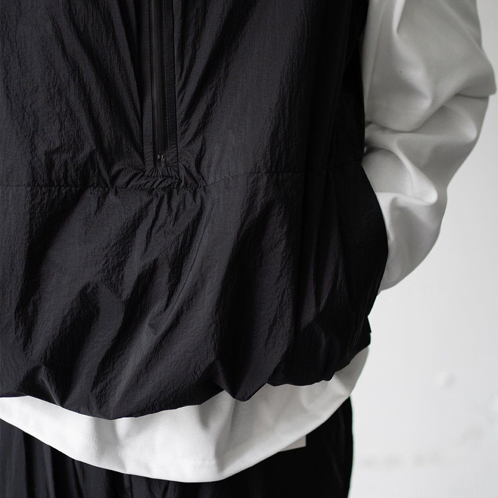 YOKE/ PADDED NYLON PULLOVER VEST "BLACK"