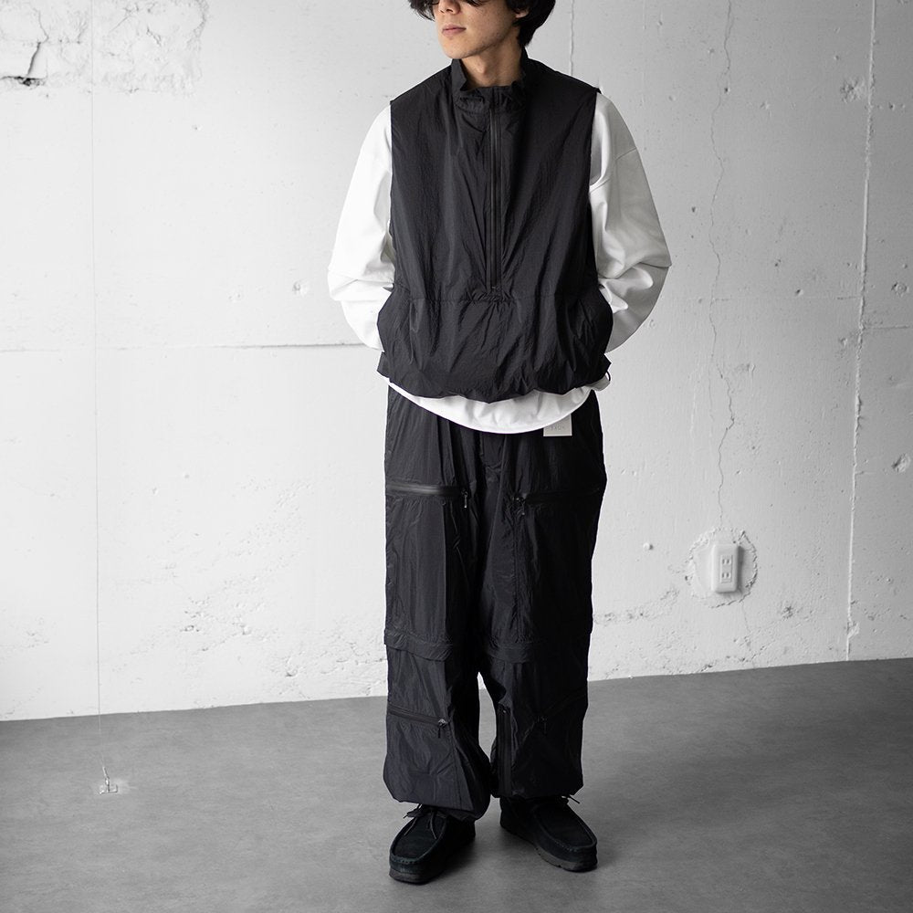 YOKE/ PADDED NYLON PULLOVER VEST "BLACK"