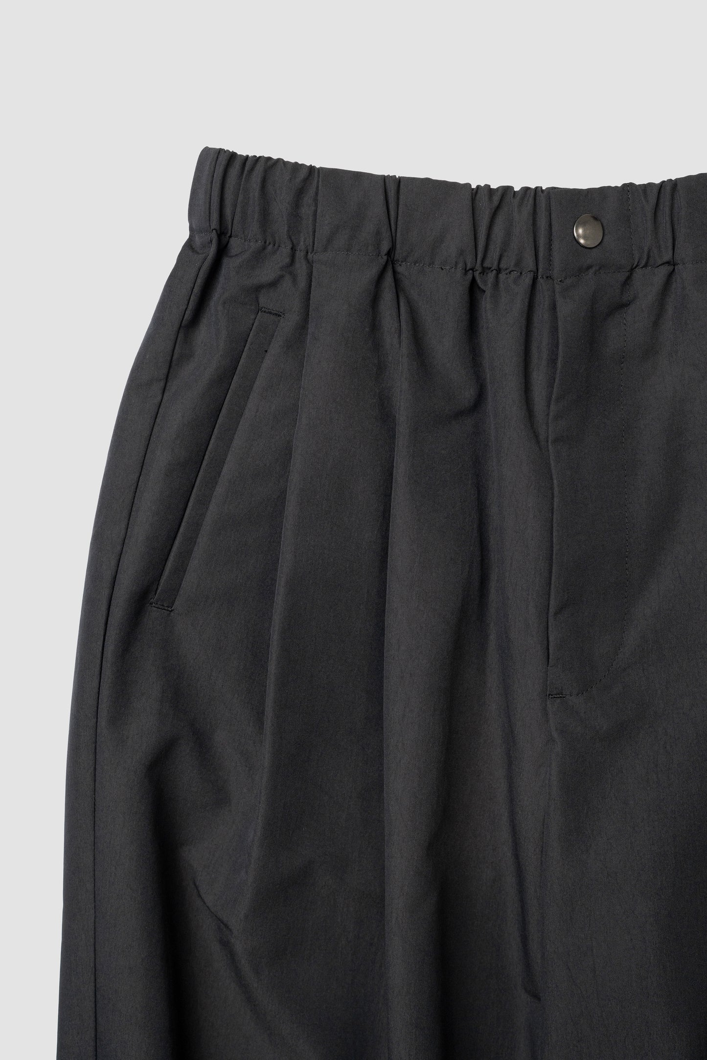 Antwort / SMOOTH TAFTA DRAPE TUCK PANTS "BLACK"