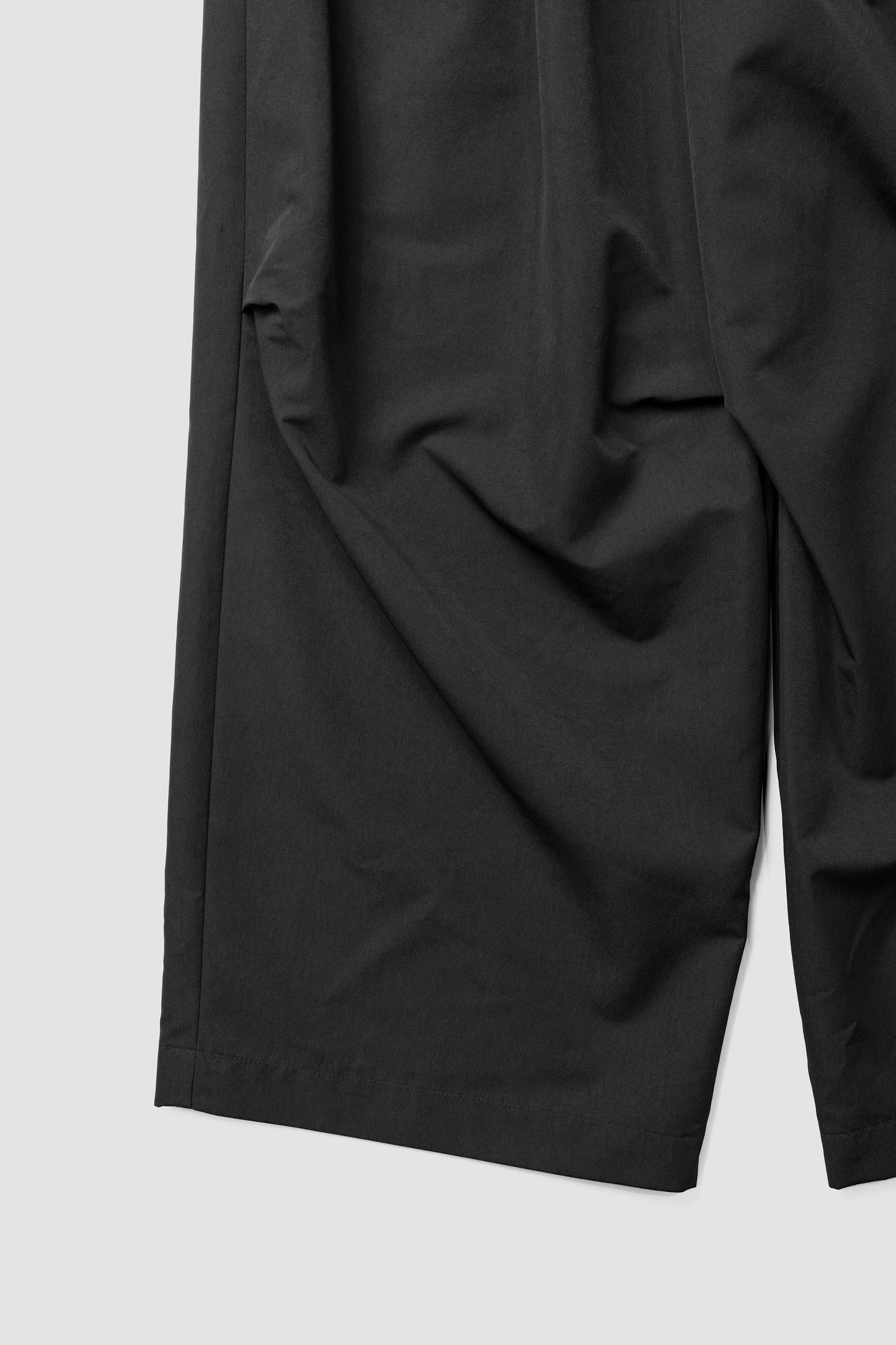 Antwort / SMOOTH TAFTA DRAPE TUCK PANTS "BLACK"