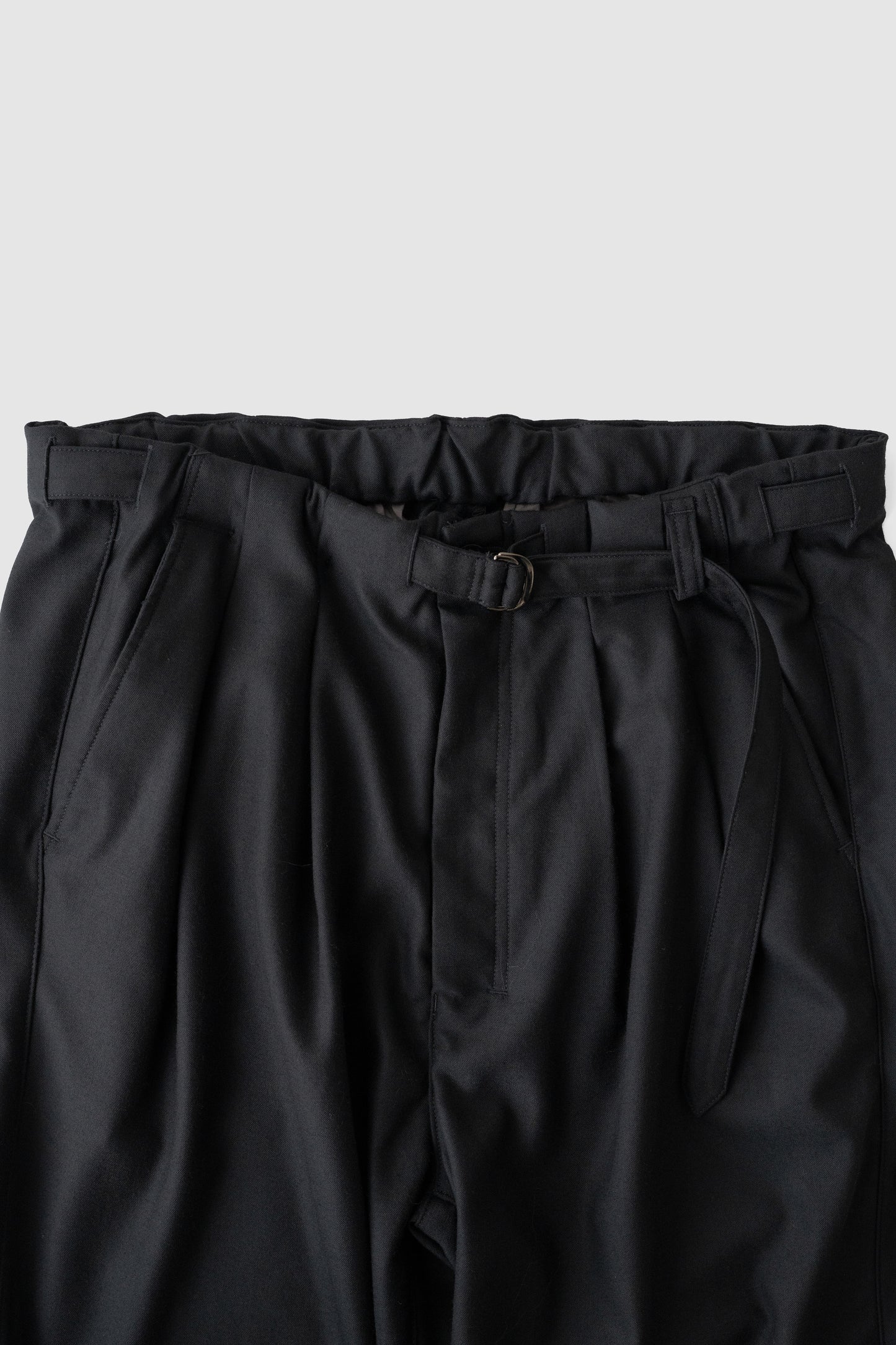 ANCELLM / WOOL SATIN BELT-LESS SLACKS "BLACK"