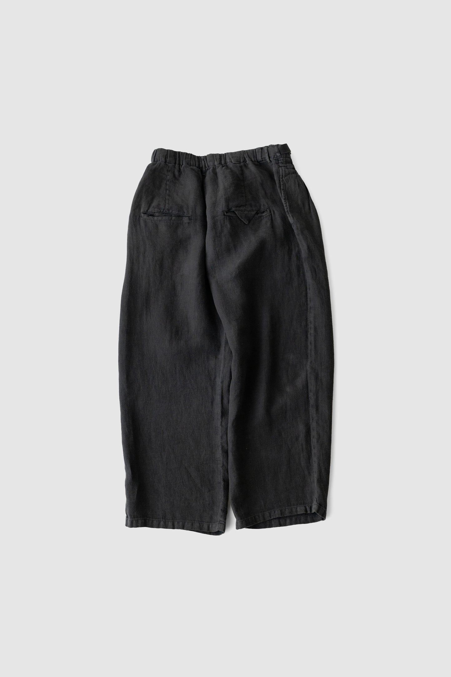 ANCELLM / BELTED LINEN TUCK SLACKS "BLACK"