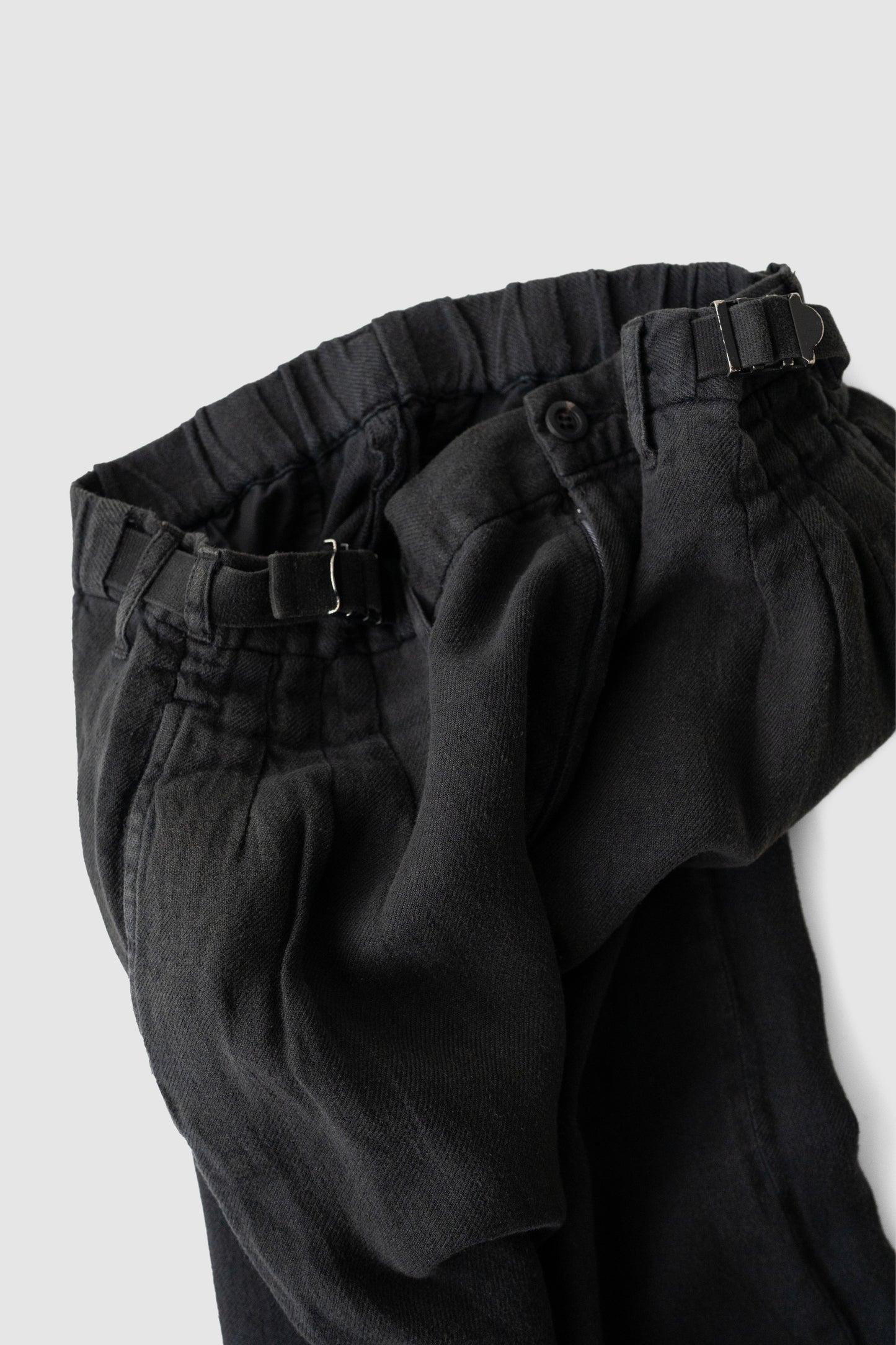ANCELLM / BELTED LINEN TUCK SLACKS "BLACK"
