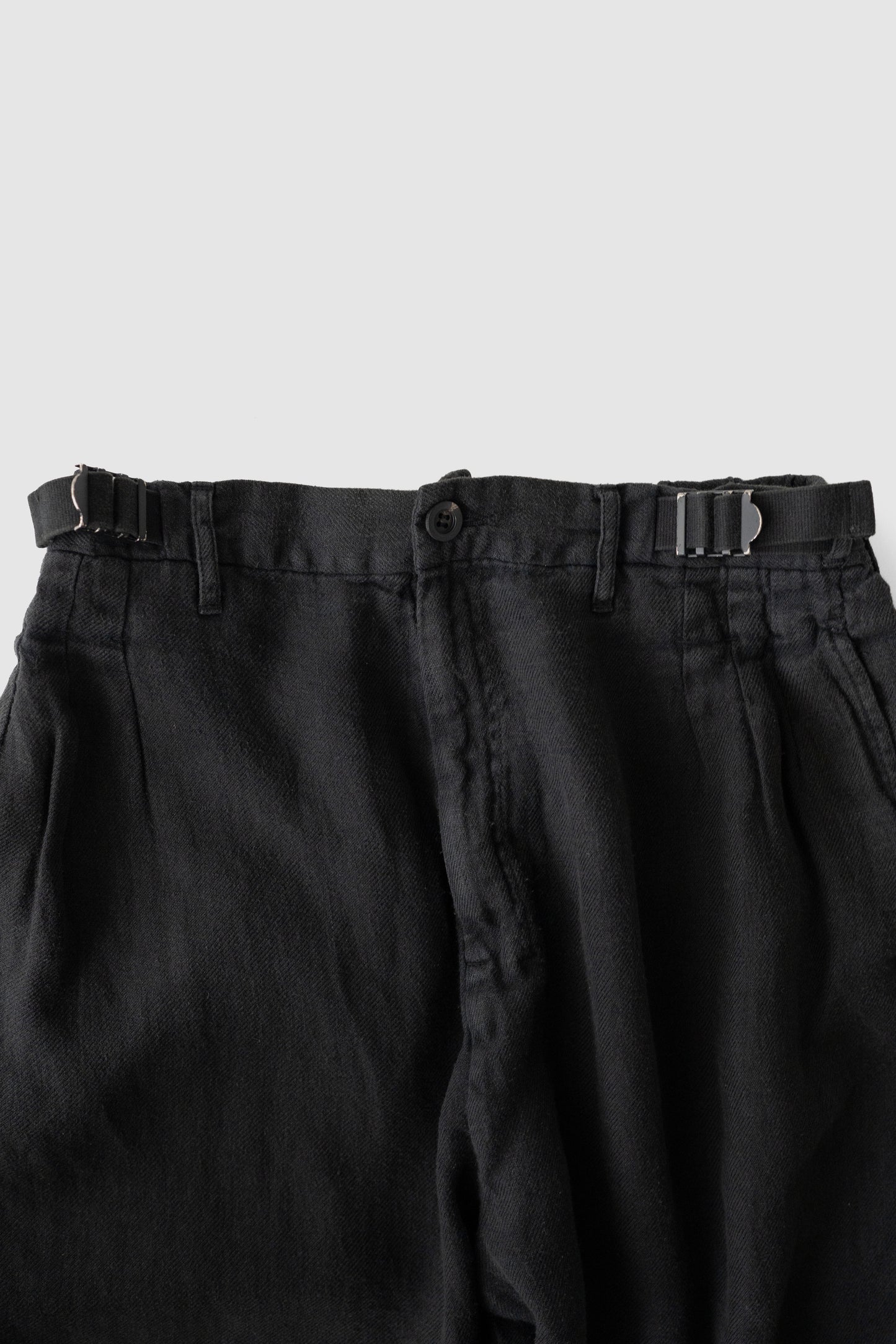 ANCELLM / BELTED LINEN TUCK SLACKS "BLACK"