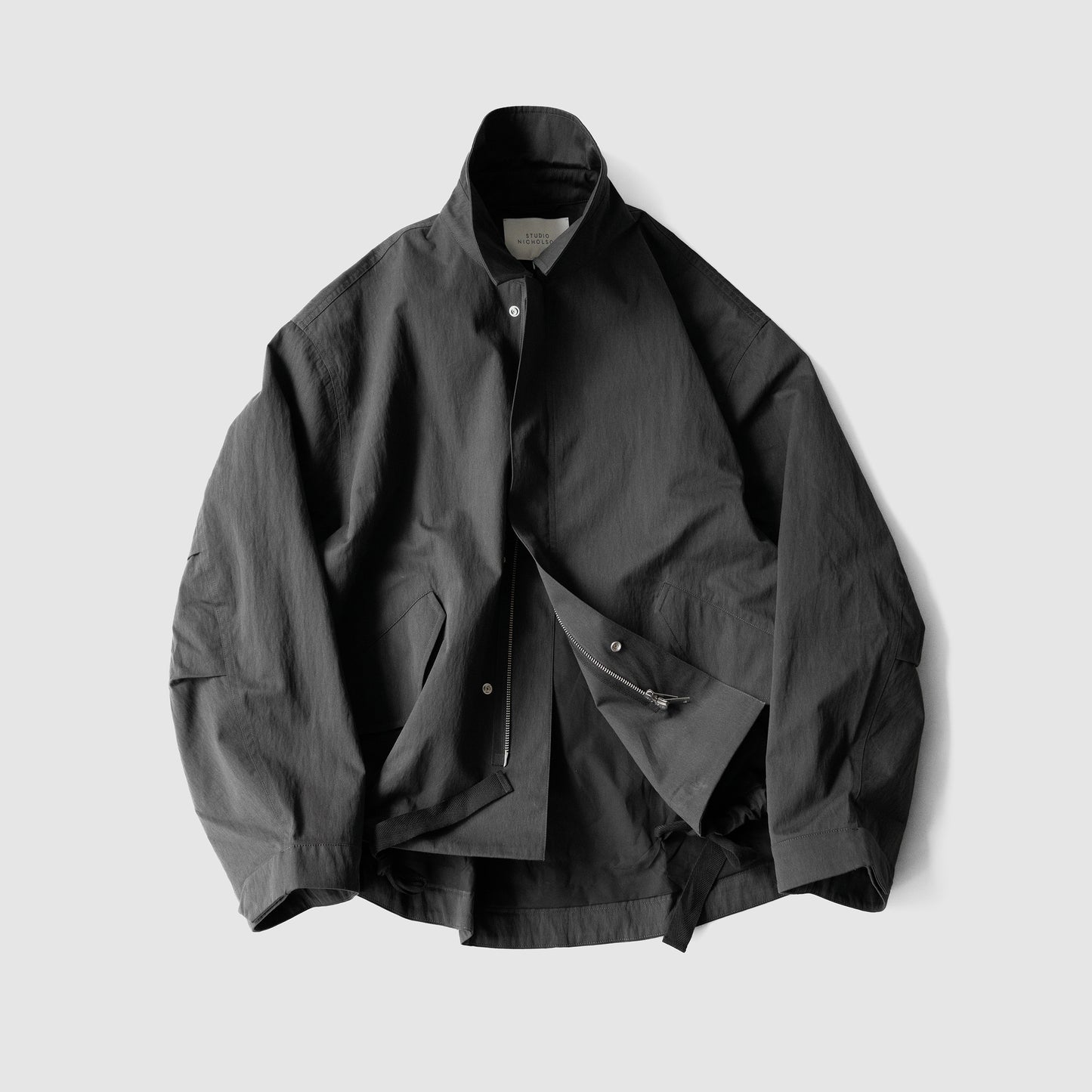 STUDIO NICHOLSON/ SHORT ANORAK JACKET "COAL"