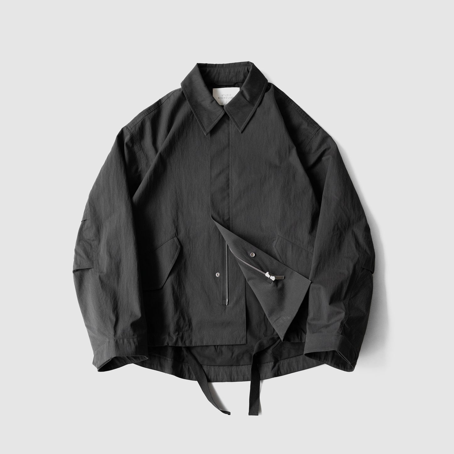 STUDIO NICHOLSON/ SHORT ANORAK JACKET "COAL"