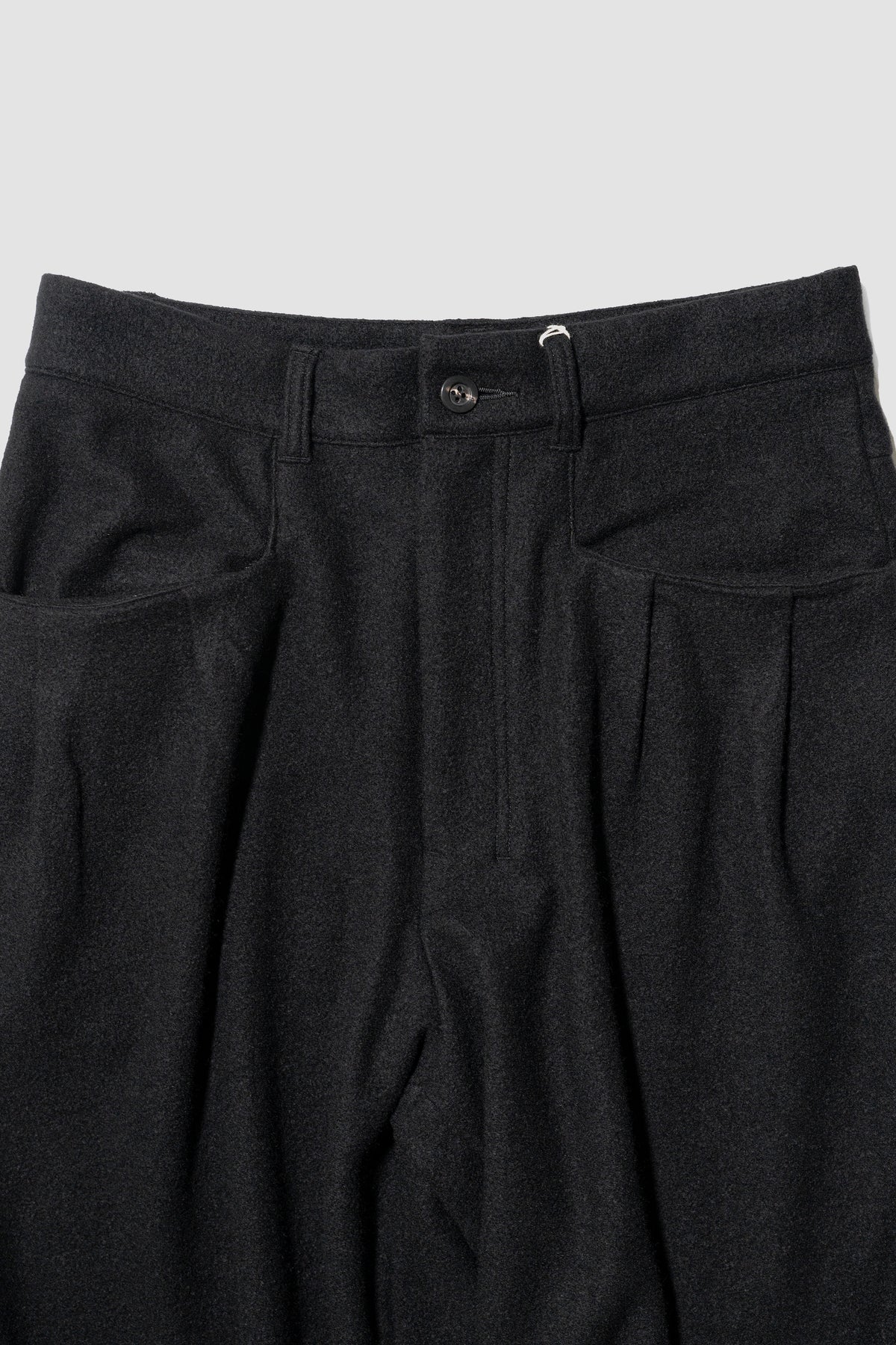 ANCELLM / WOOL CUT WIDE TUCK SLACKS "BLACK"