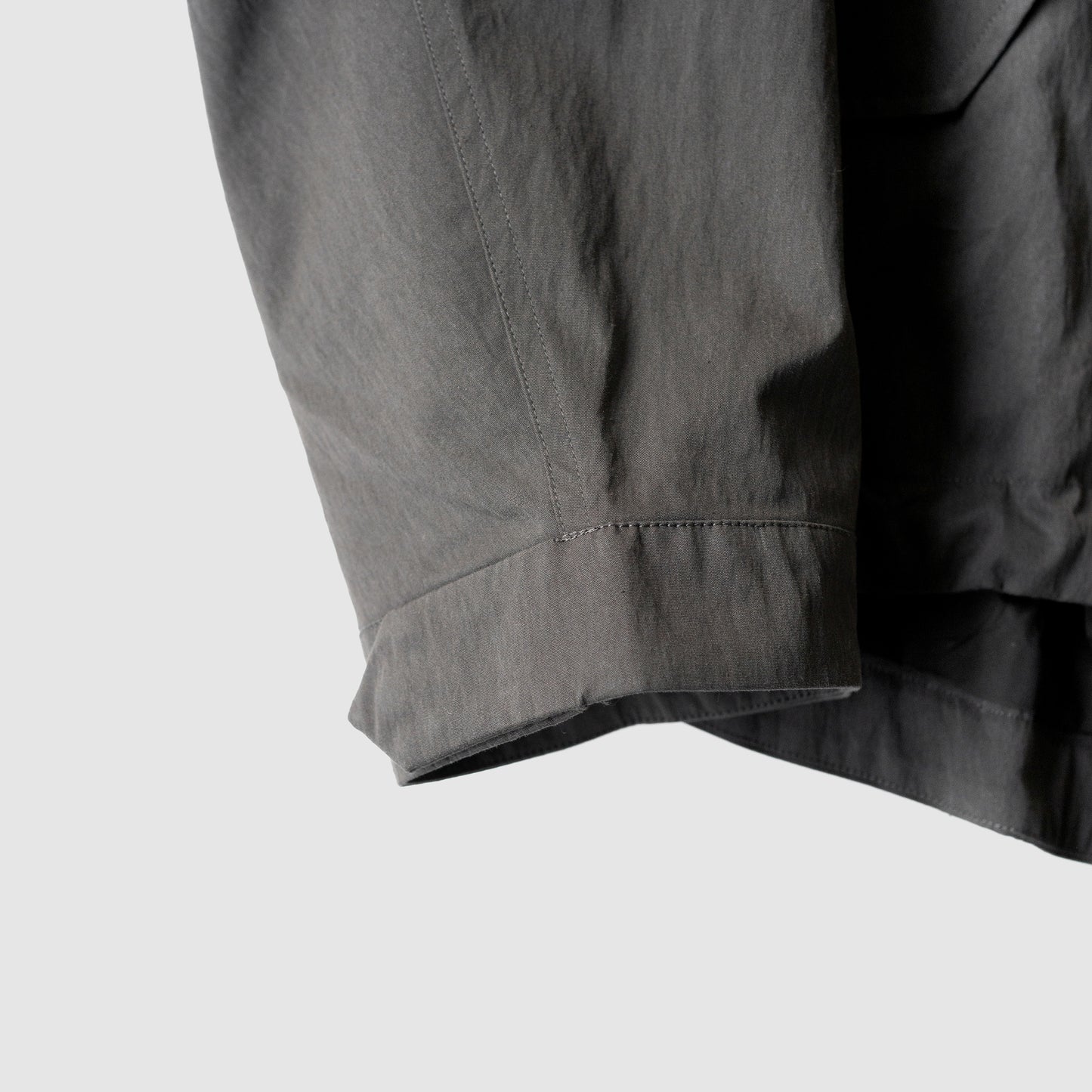 STUDIO NICHOLSON/ SHORT ANORAK JACKET "COAL"