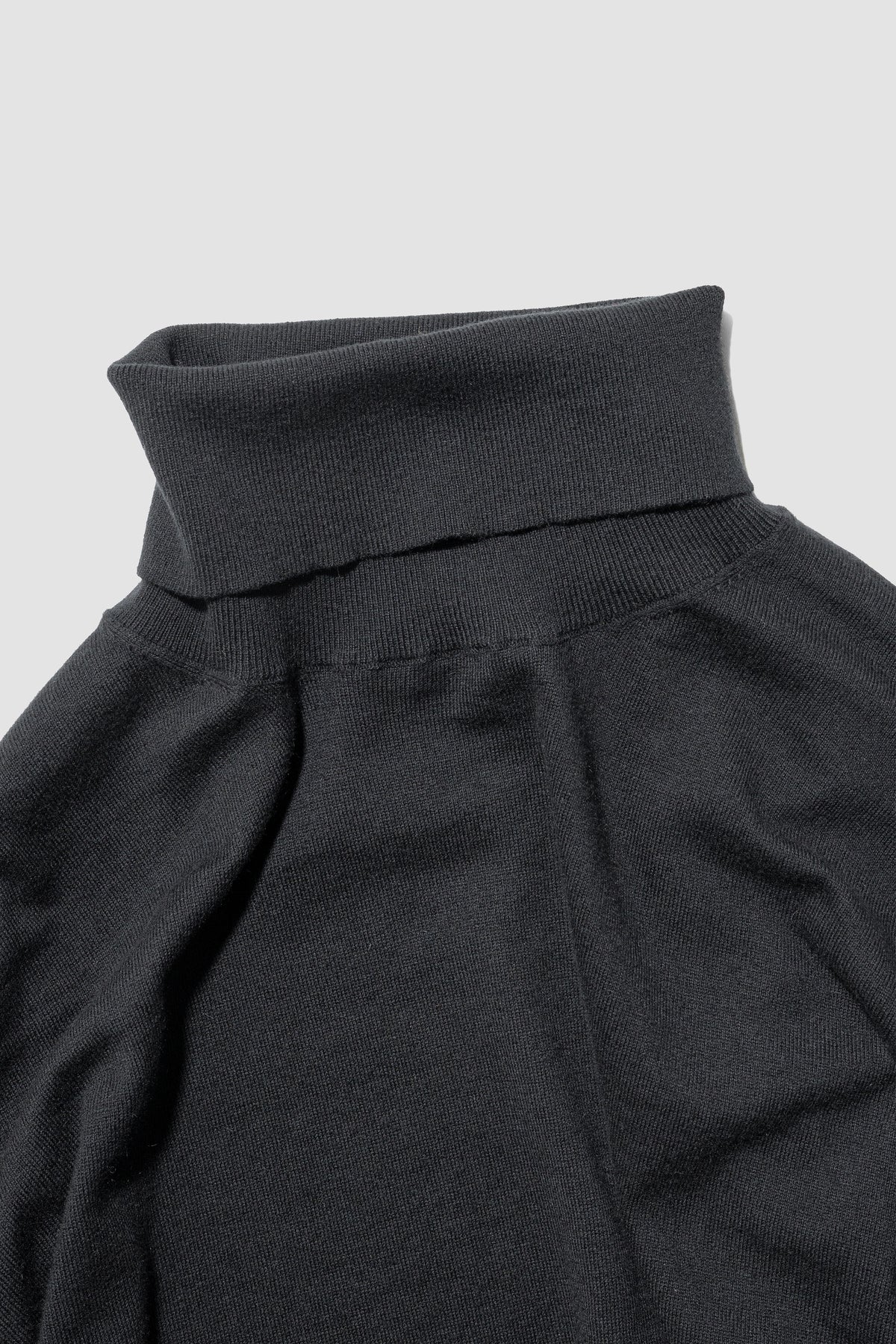 Afiit / COTTON CASHMERE TURTLE LS "BLACK"