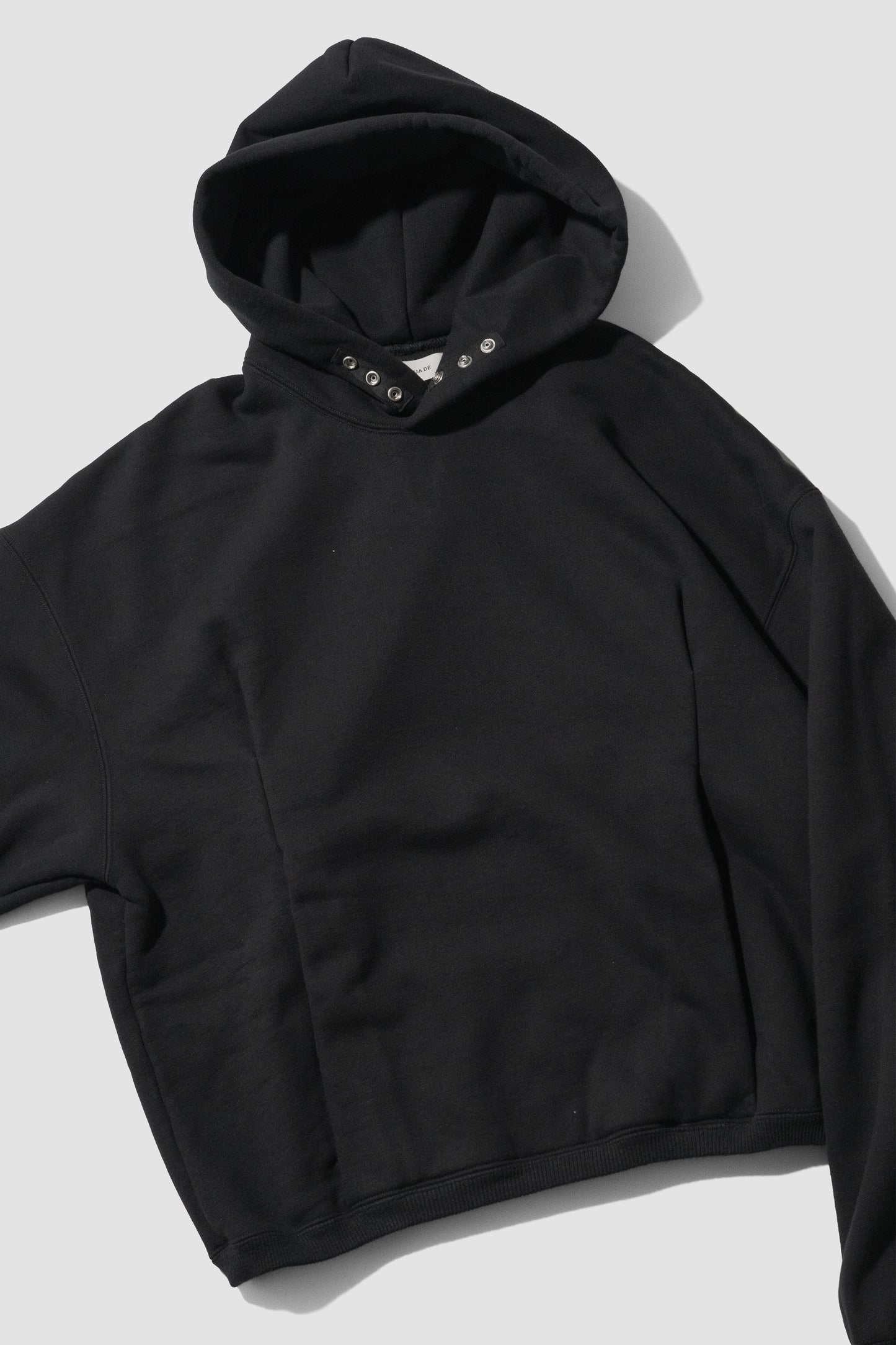 VUJA DÉ / Rhea Pullover Hoodie in Suvin Cotton "BLACK"