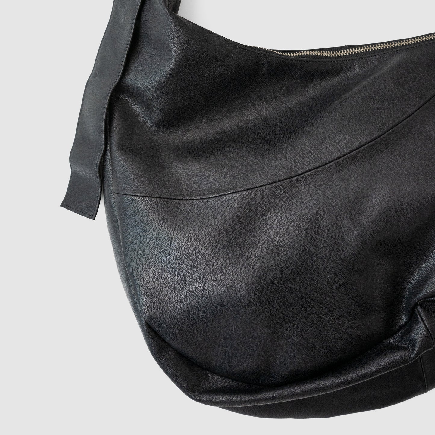 ssstein/ GOAT LEATHER TWIST SHOULDER BAG "BLACK"