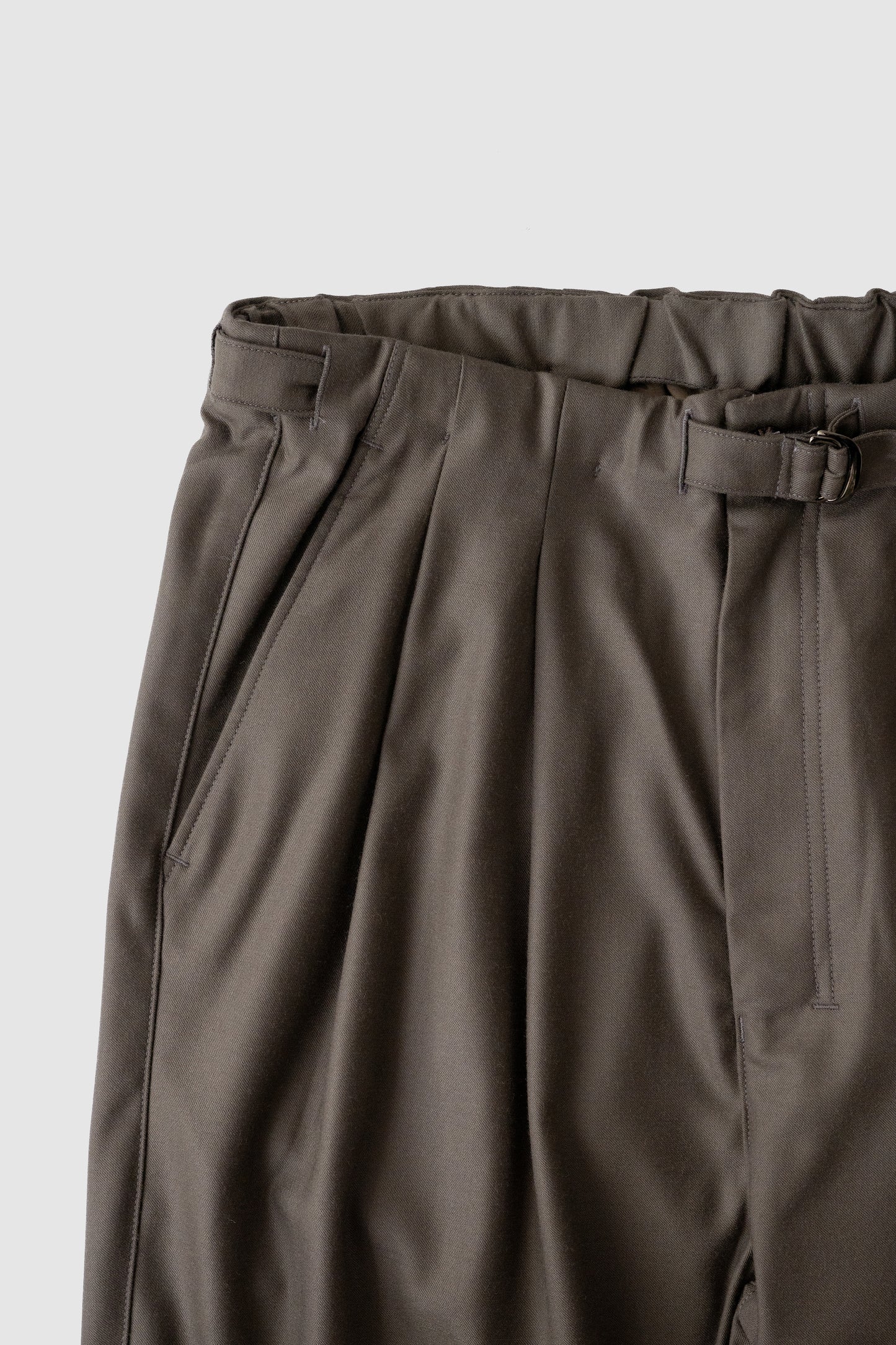 ANCELLM / WOOL SATIN BELT-LESS SLACKS "CHARCOAL"