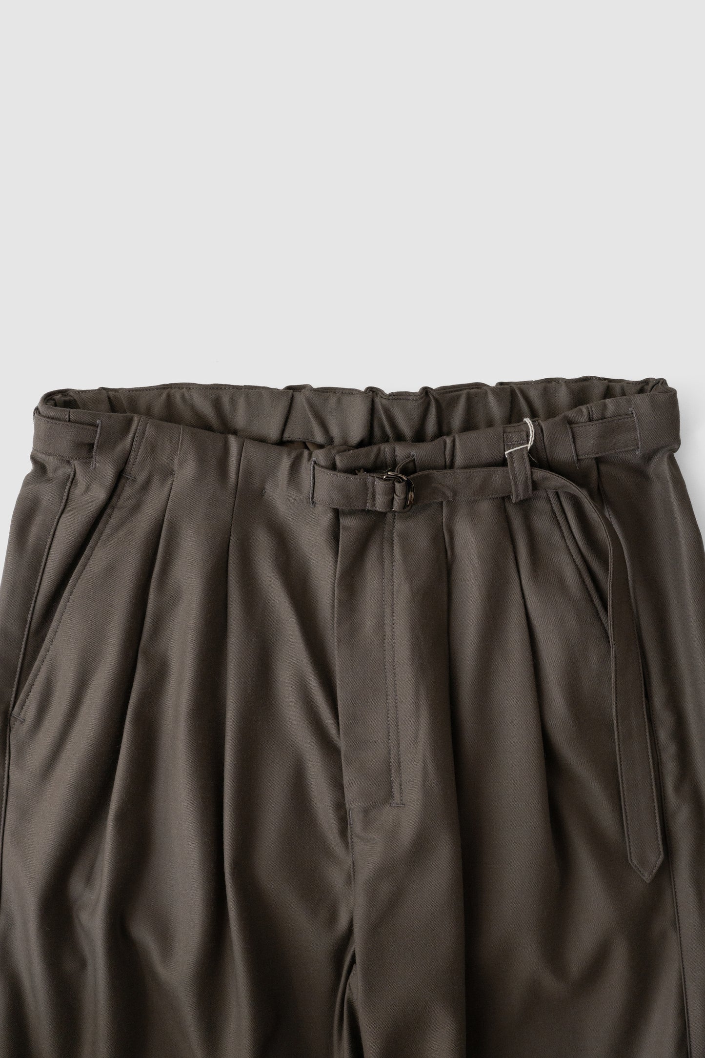 ANCELLM / WOOL SATIN BELT-LESS SLACKS "CHARCOAL"