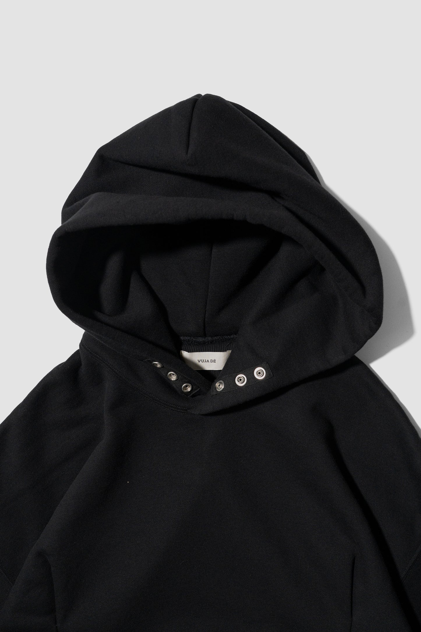 VUJA DÉ / Rhea Pullover Hoodie in Suvin Cotton "BLACK"