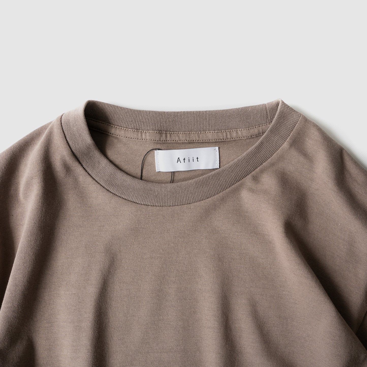 Afiit / T-SHIRT "GREIGE"