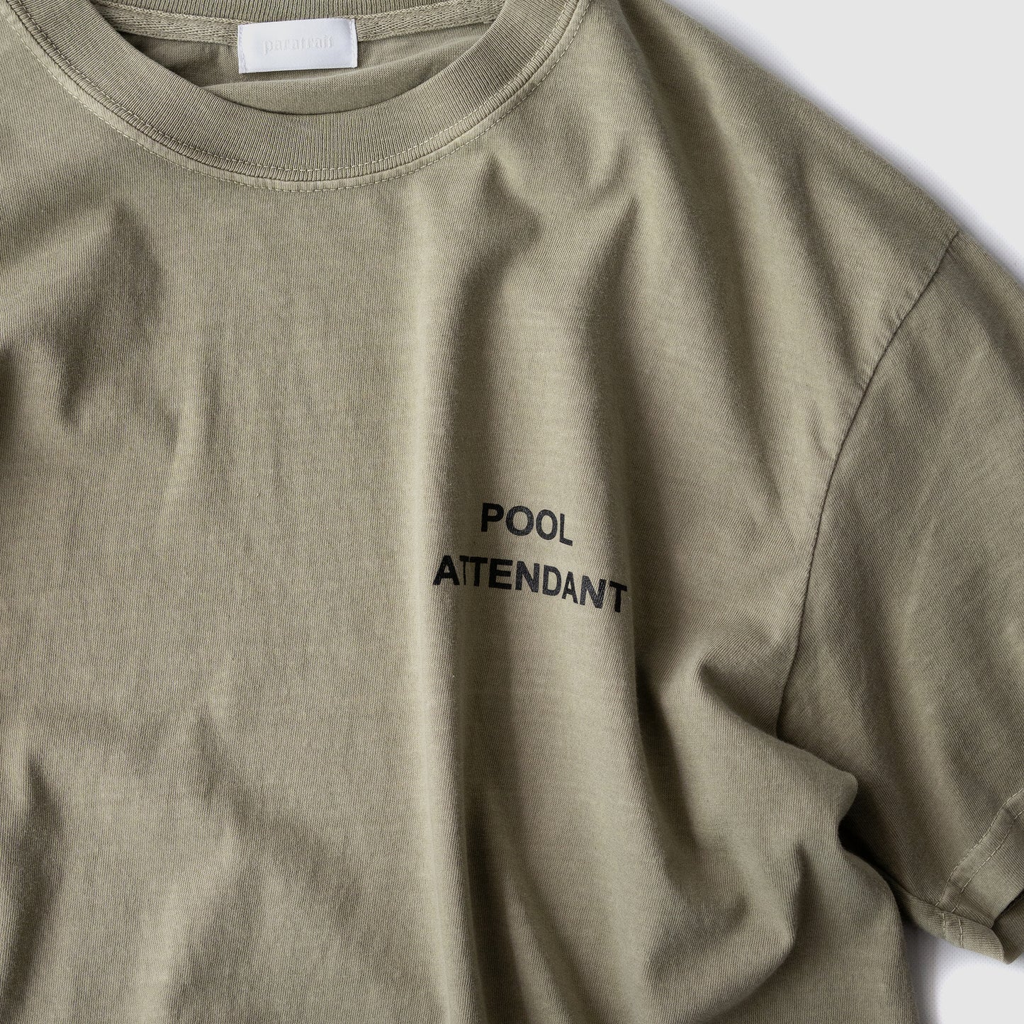 paratrait/ POOL ATTENDANT T "KHAKI"
