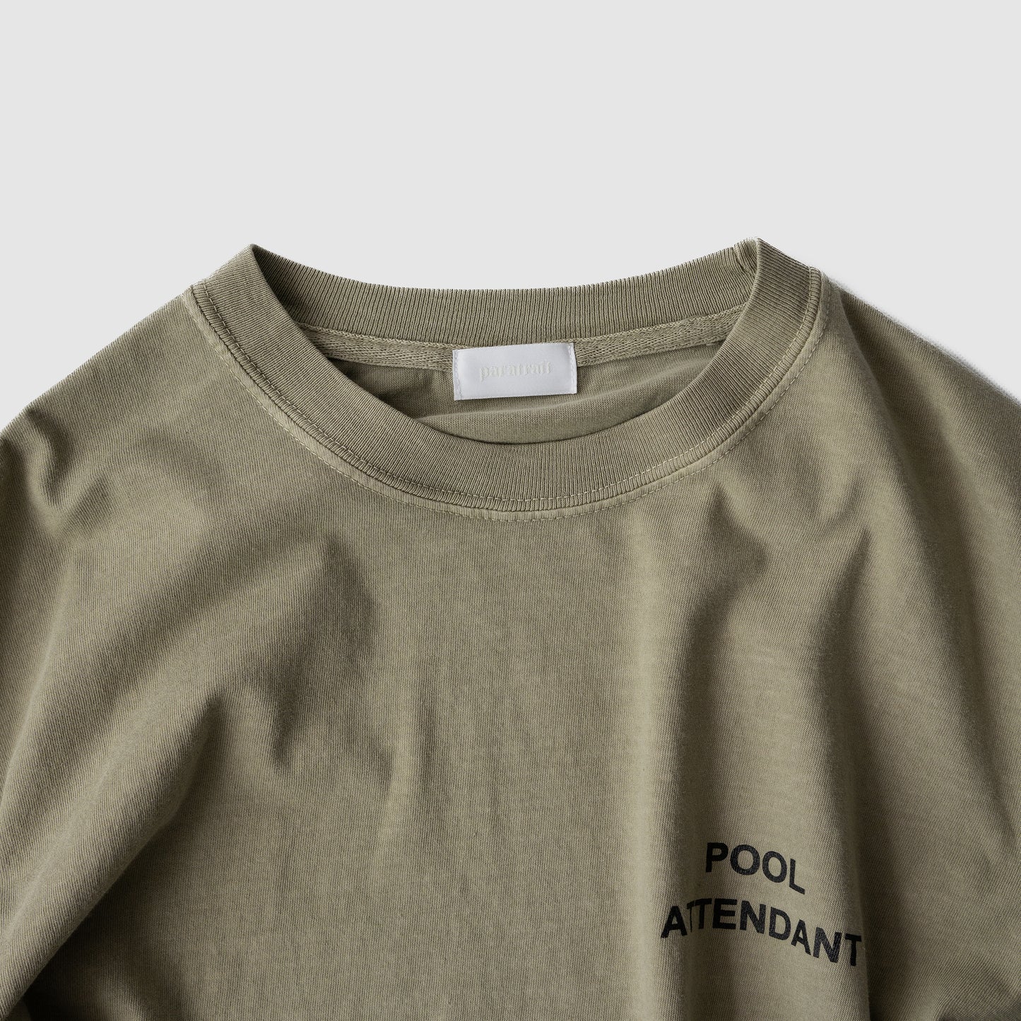 paratrait/ POOL ATTENDANT T "KHAKI"