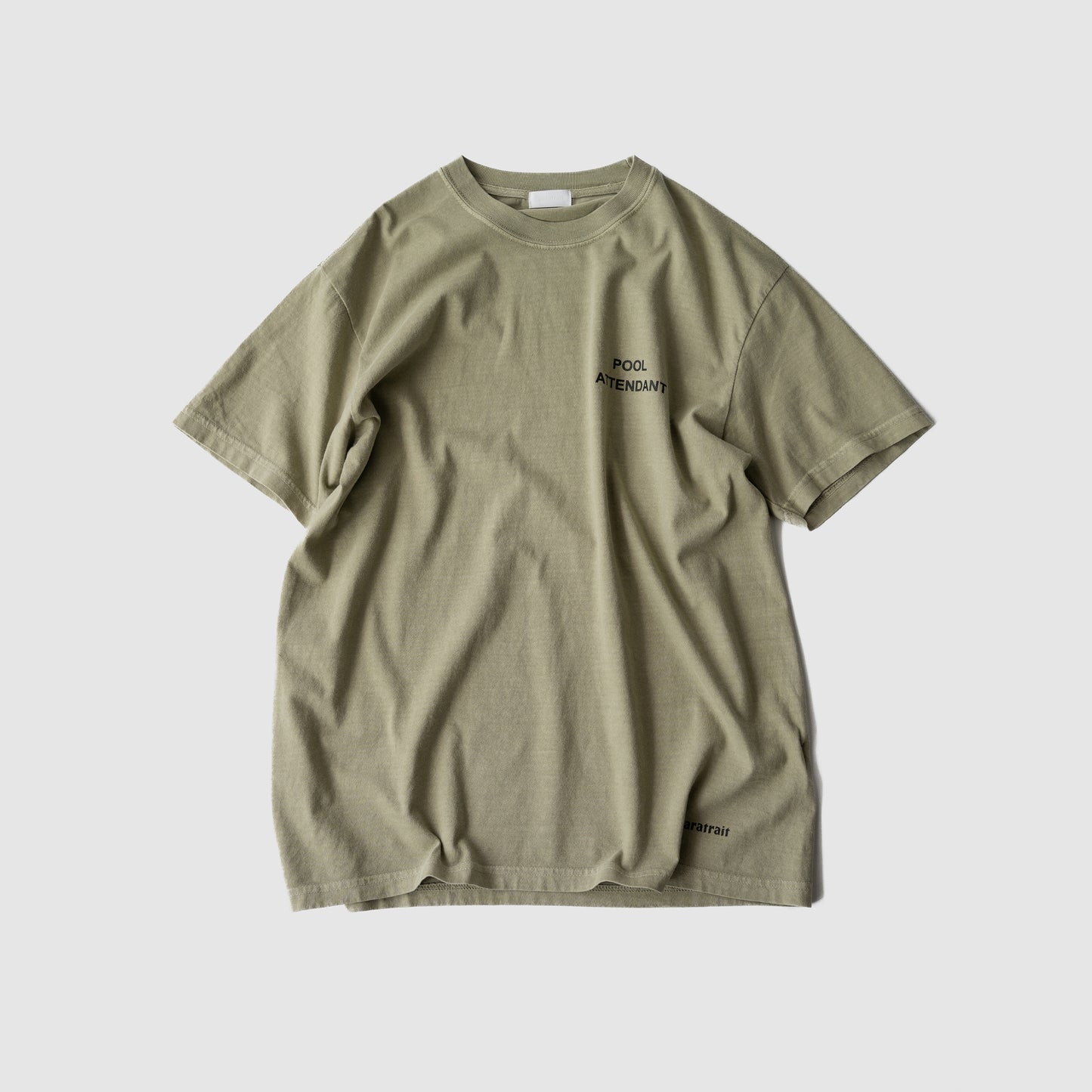 paratrait/ POOL ATTENDANT T "KHAKI"