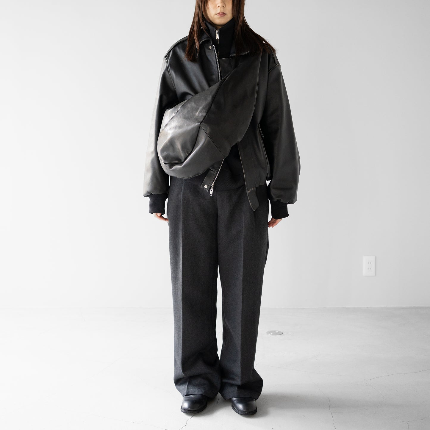 ssstein/ TWIST SHOULDER BAG "BLACK"