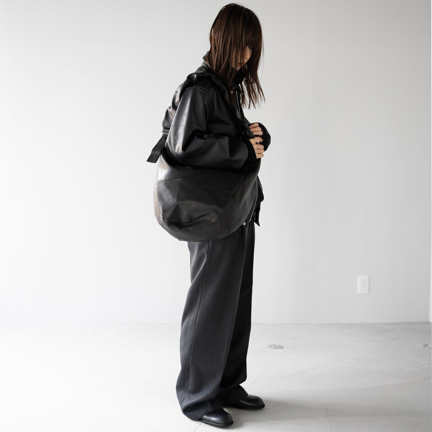 ssstein/ TWIST SHOULDER BAG "BLACK"