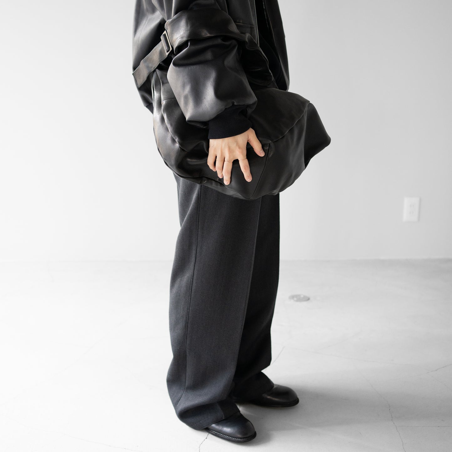 ssstein/ TWIST SHOULDER BAG "BLACK"