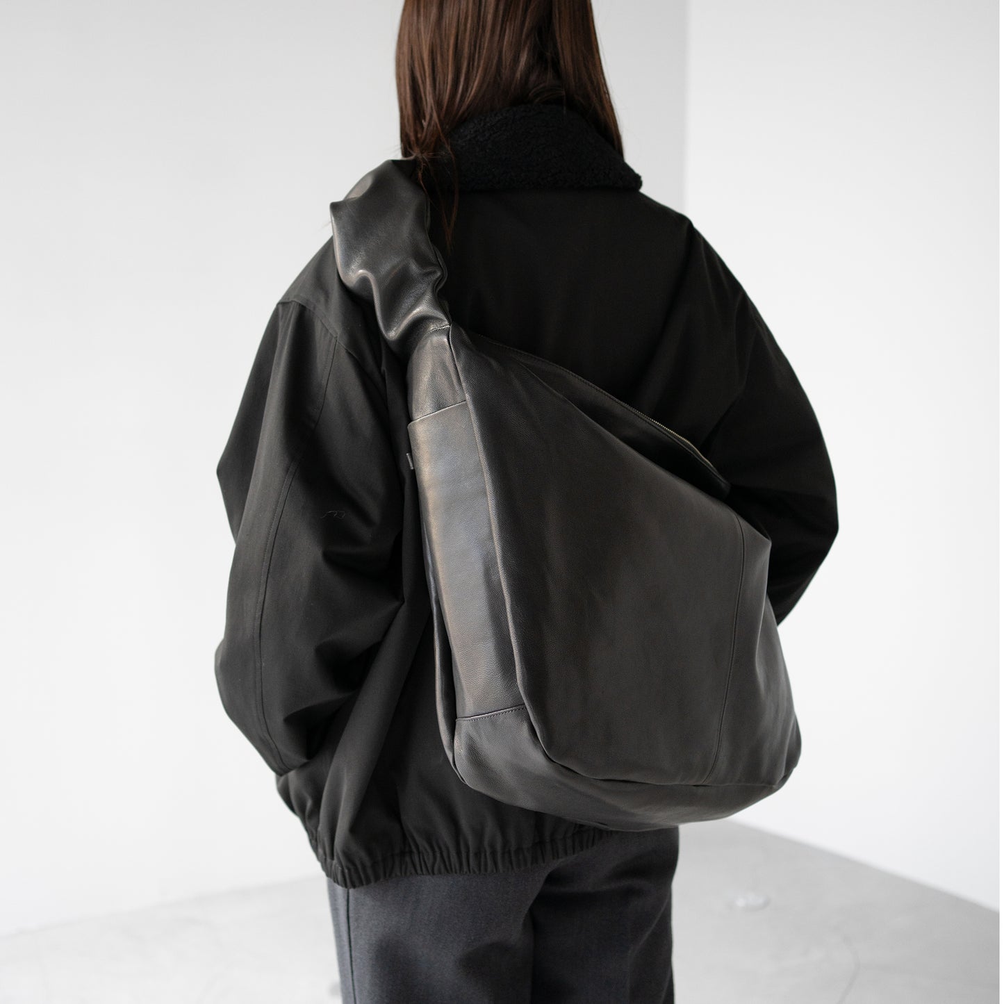 ssstein/ SHIRRING HANDLE LEATHER SHOULDER BAG "BLACK"